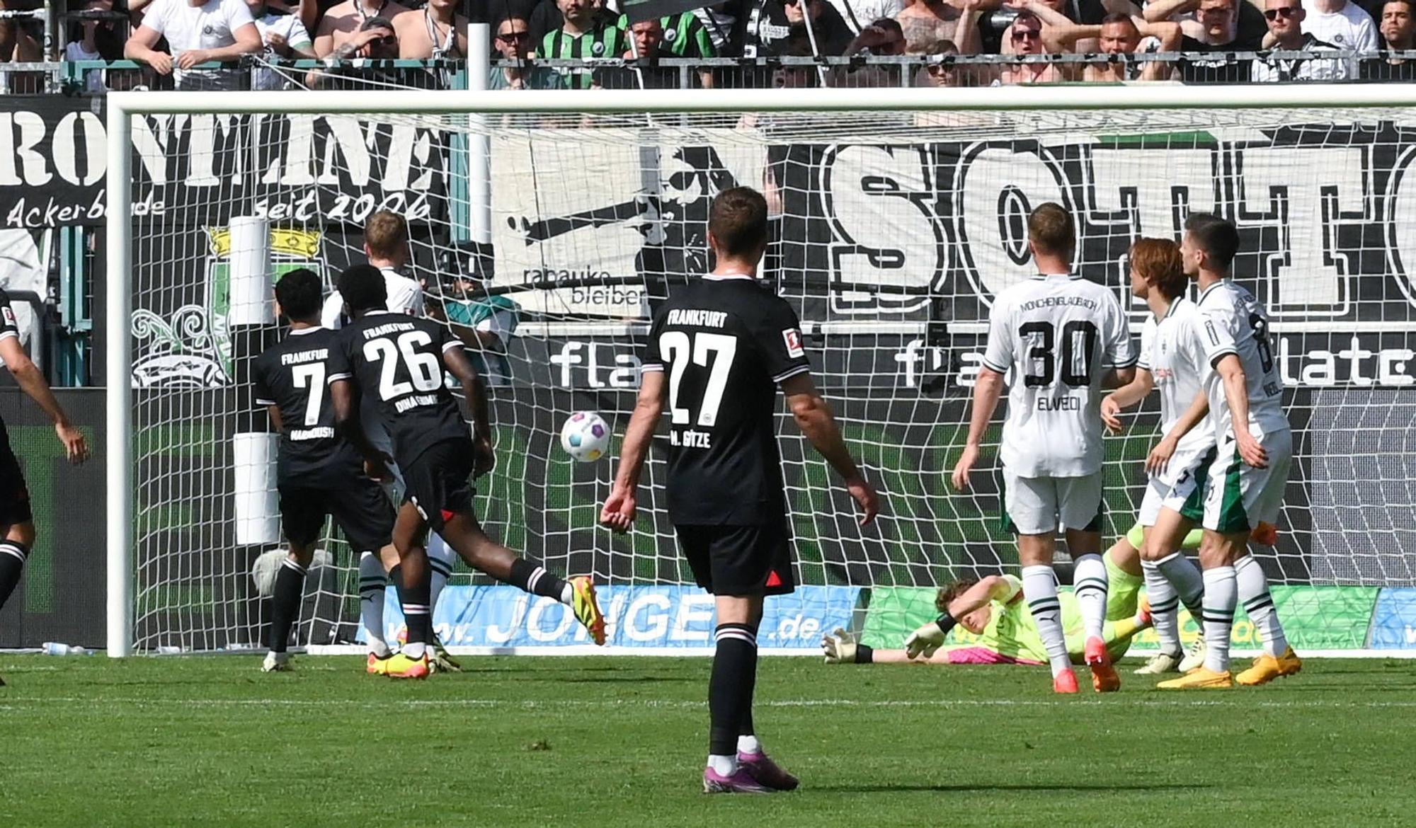 Dina Ebimbe bezwingt Jonas Omlin beim Eintracht-Treffer in Gladbach.