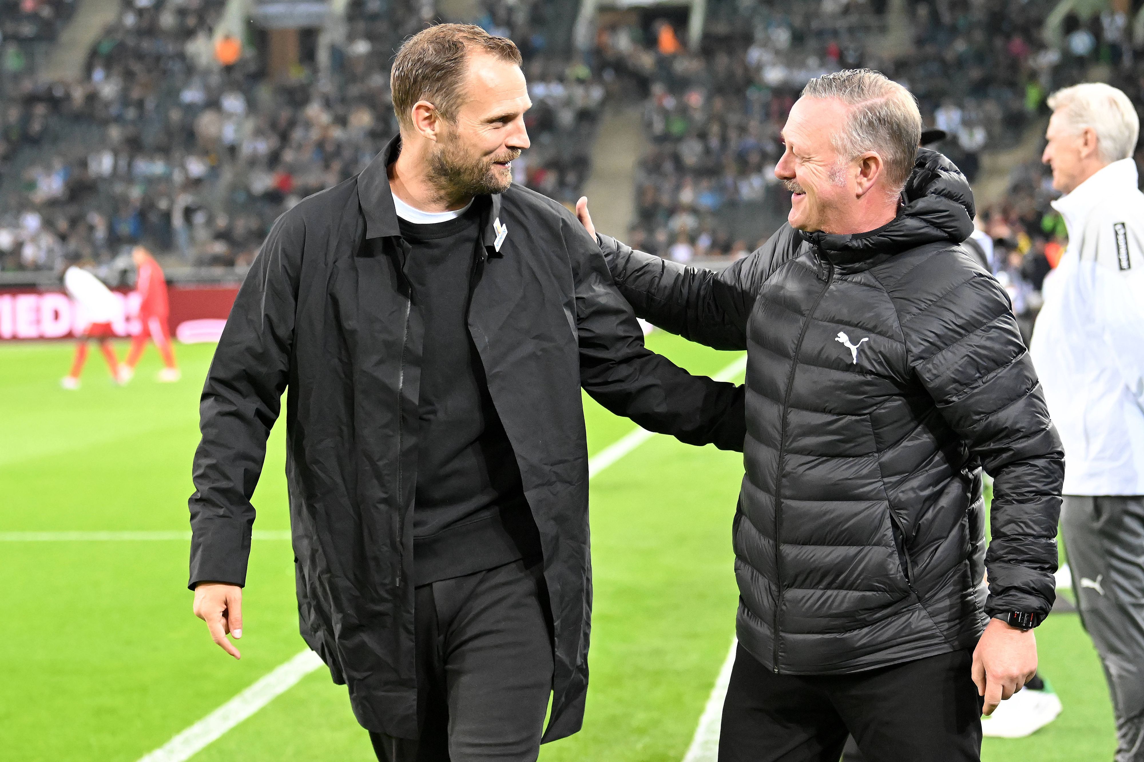 Roland Virkus begrüßt Bo Svensson.