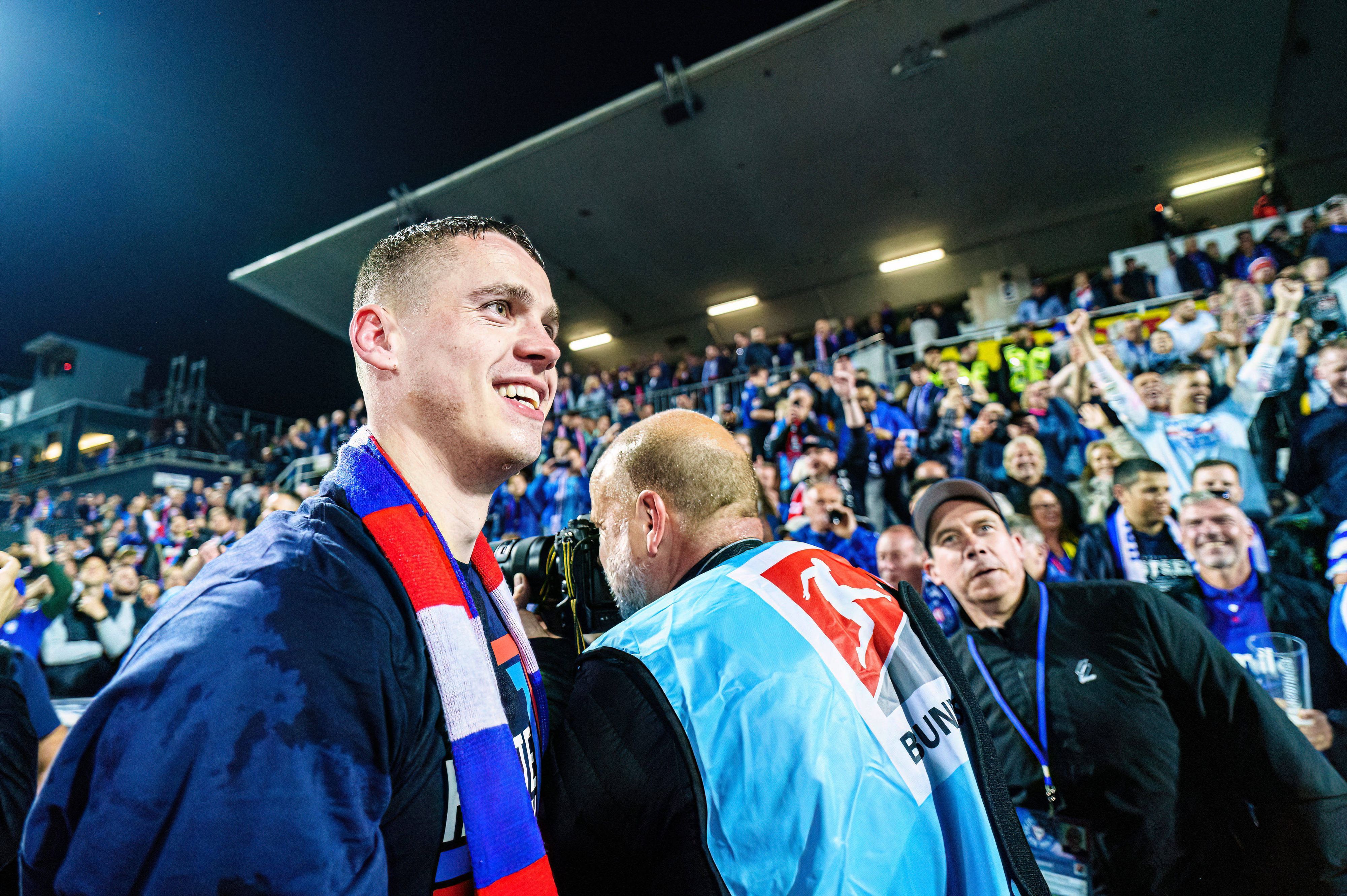 Philipp Sander bei der Aufstiegsfeier von Holstein Kiel.