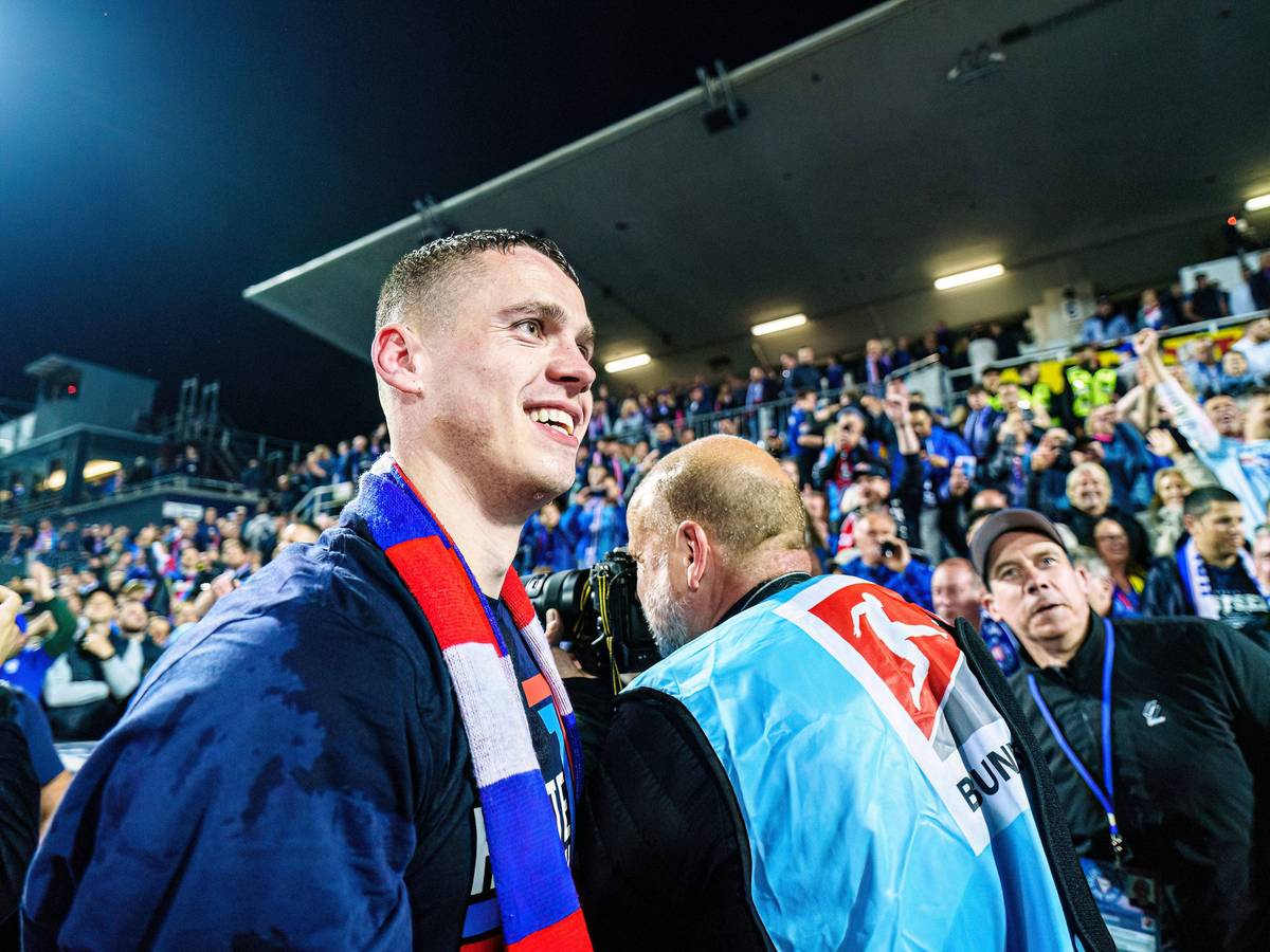 Philipp Sander bei der Aufstiegsfeier von Holstein Kiel.