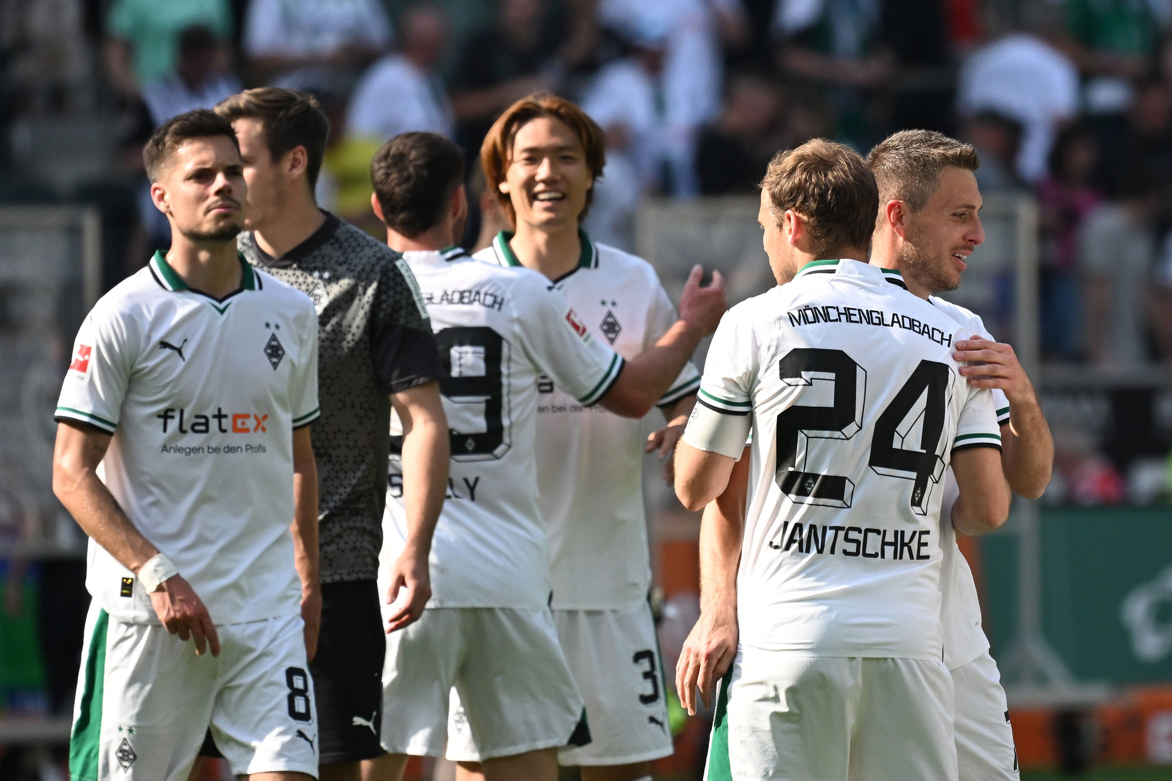 Borussia-Spieler nach dem Abpfiff gegen Frankfurt,