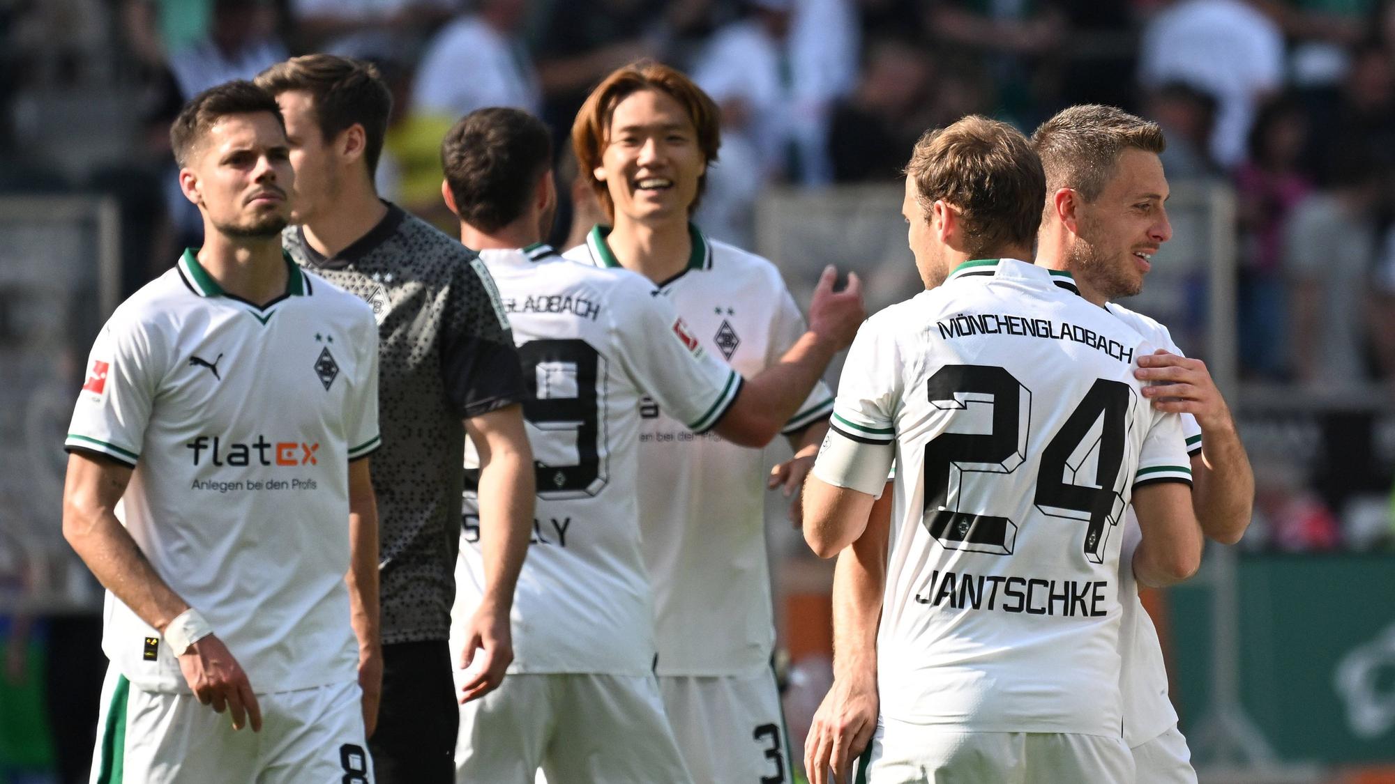 Borussia-Spieler nach dem Abpfiff gegen Frankfurt,