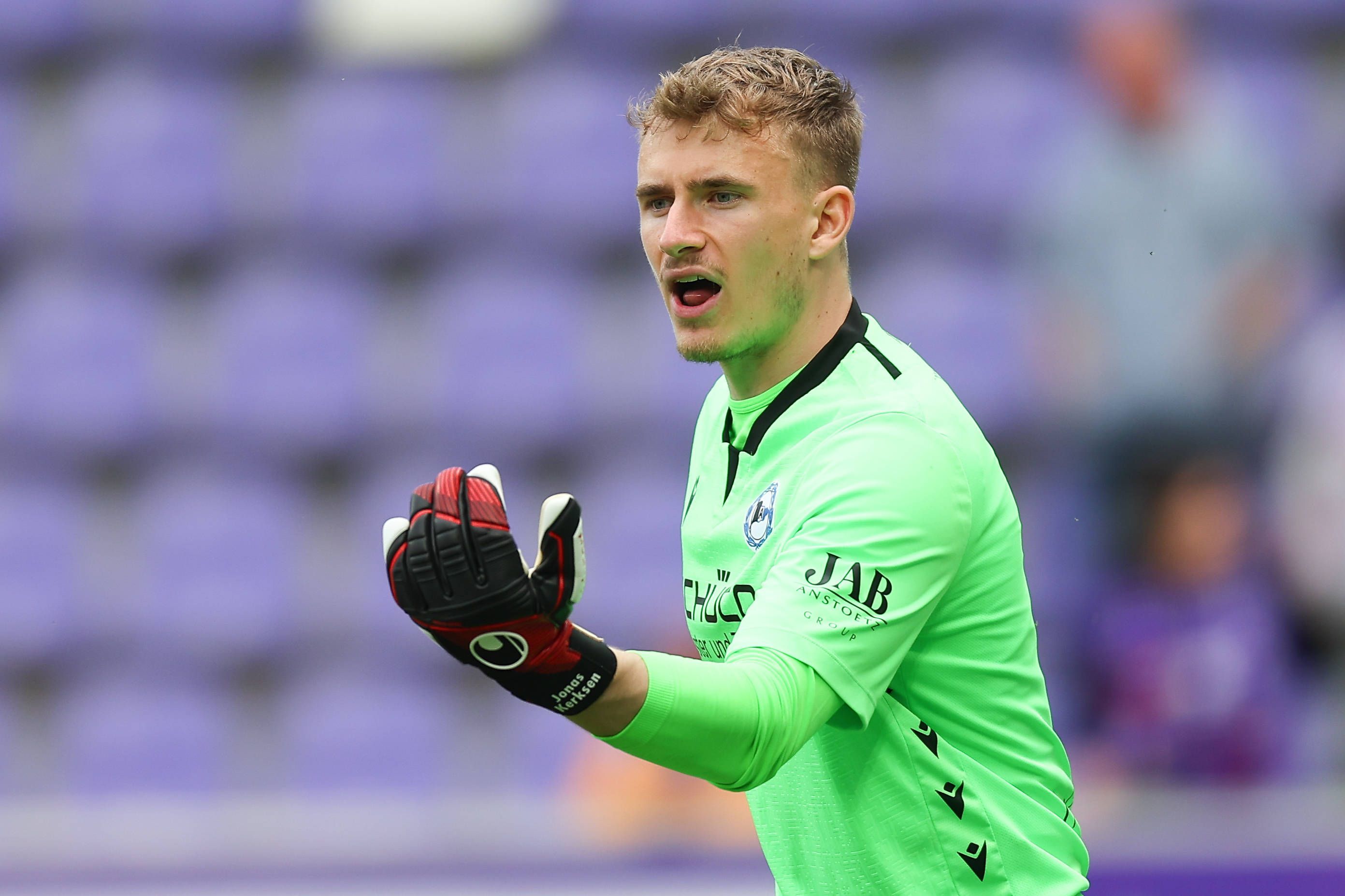 Jonas Kersken gibt Anweisungen im Trikot von Arminia Bielefeld.