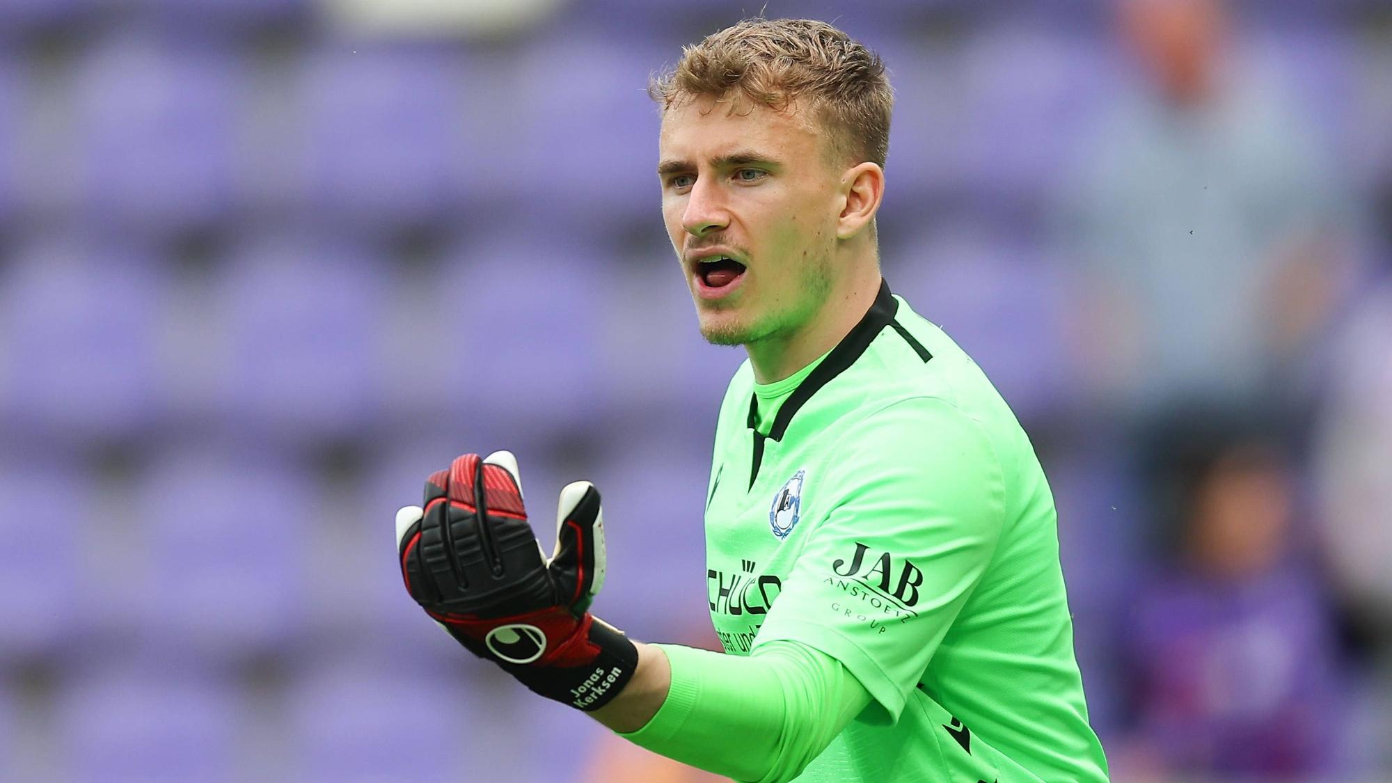 Jonas Kersken gibt Anweisungen im Trikot von Arminia Bielefeld.
