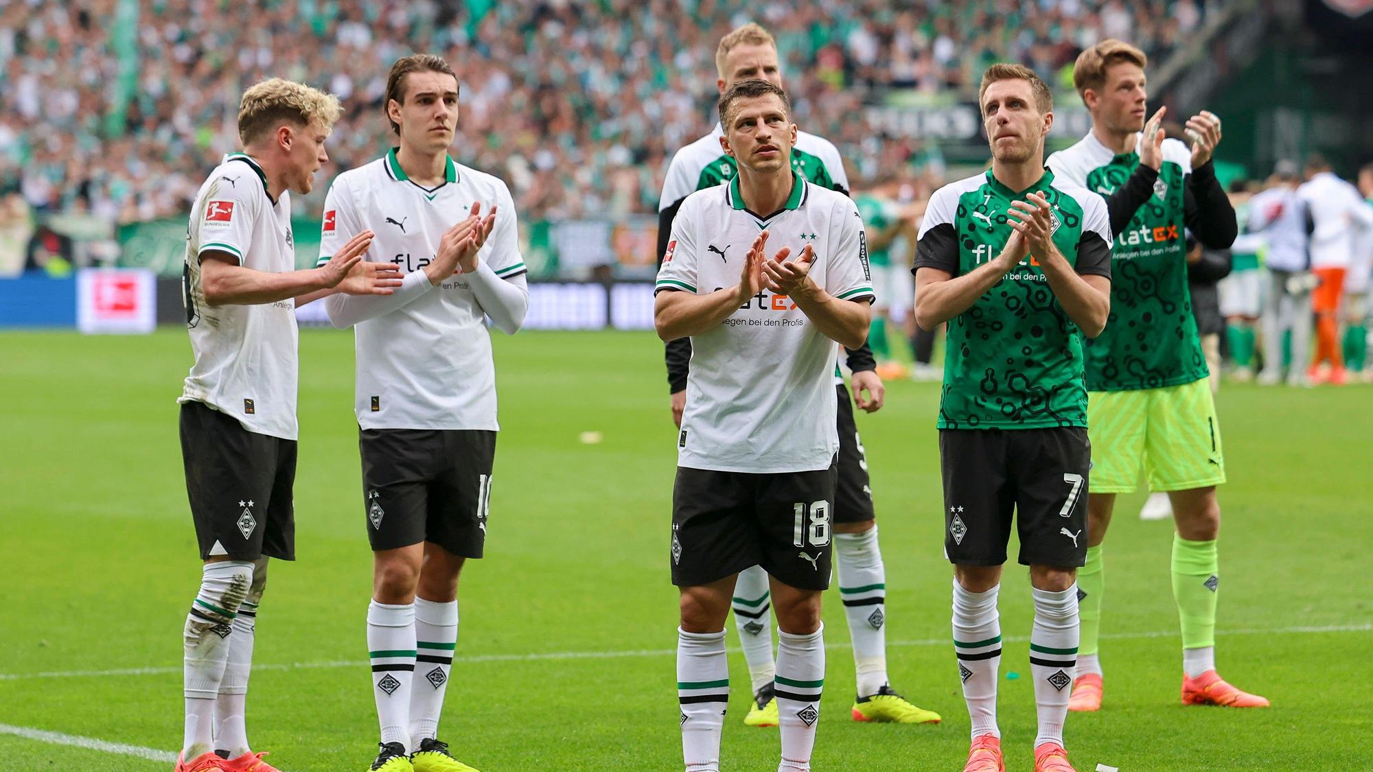 Spieler von Borussia Mönchengladbach bedanken sich bei den Fans für ihren Support.