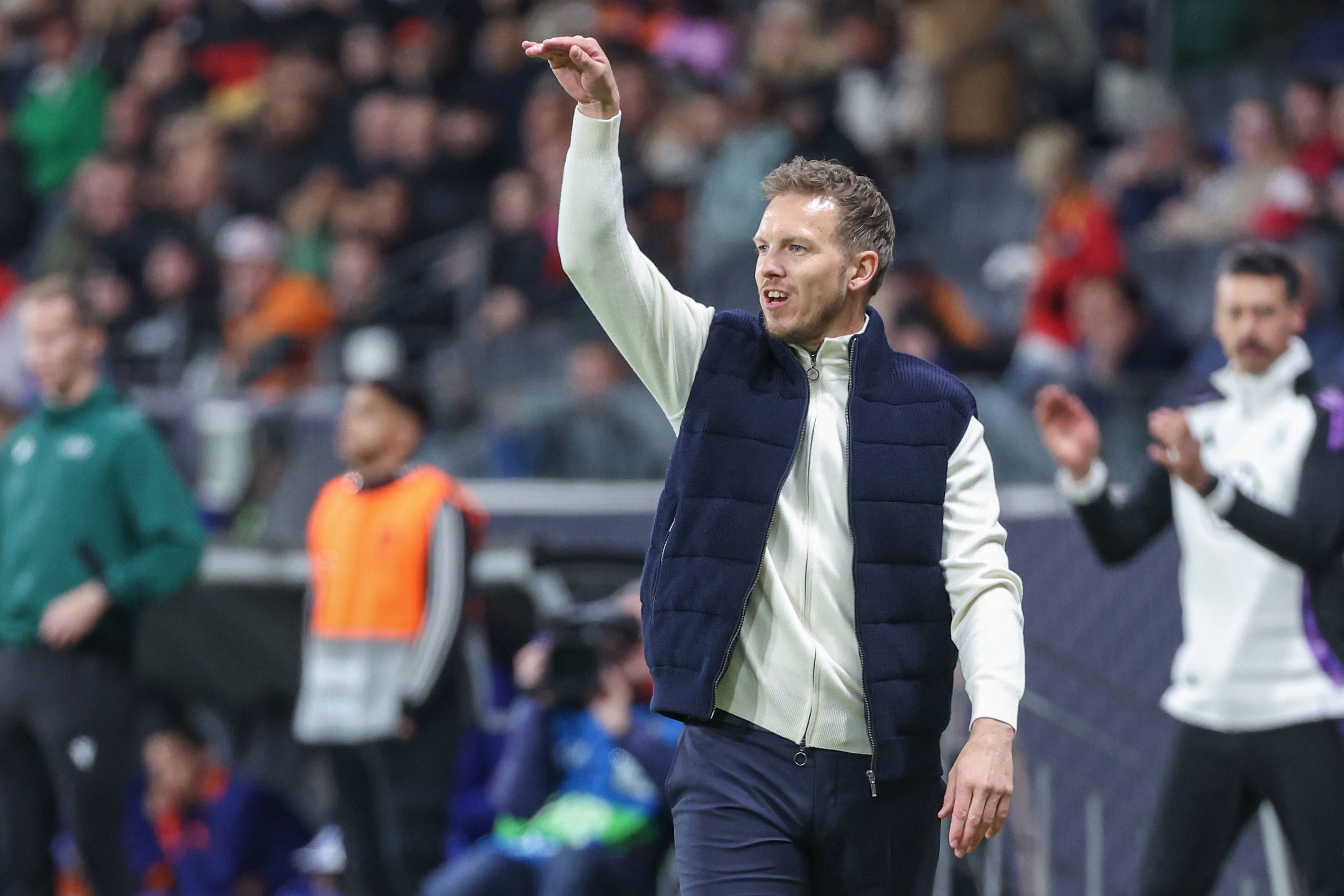 Julian Nagelsmann gibt Anweisungen am Spielfeldrand.