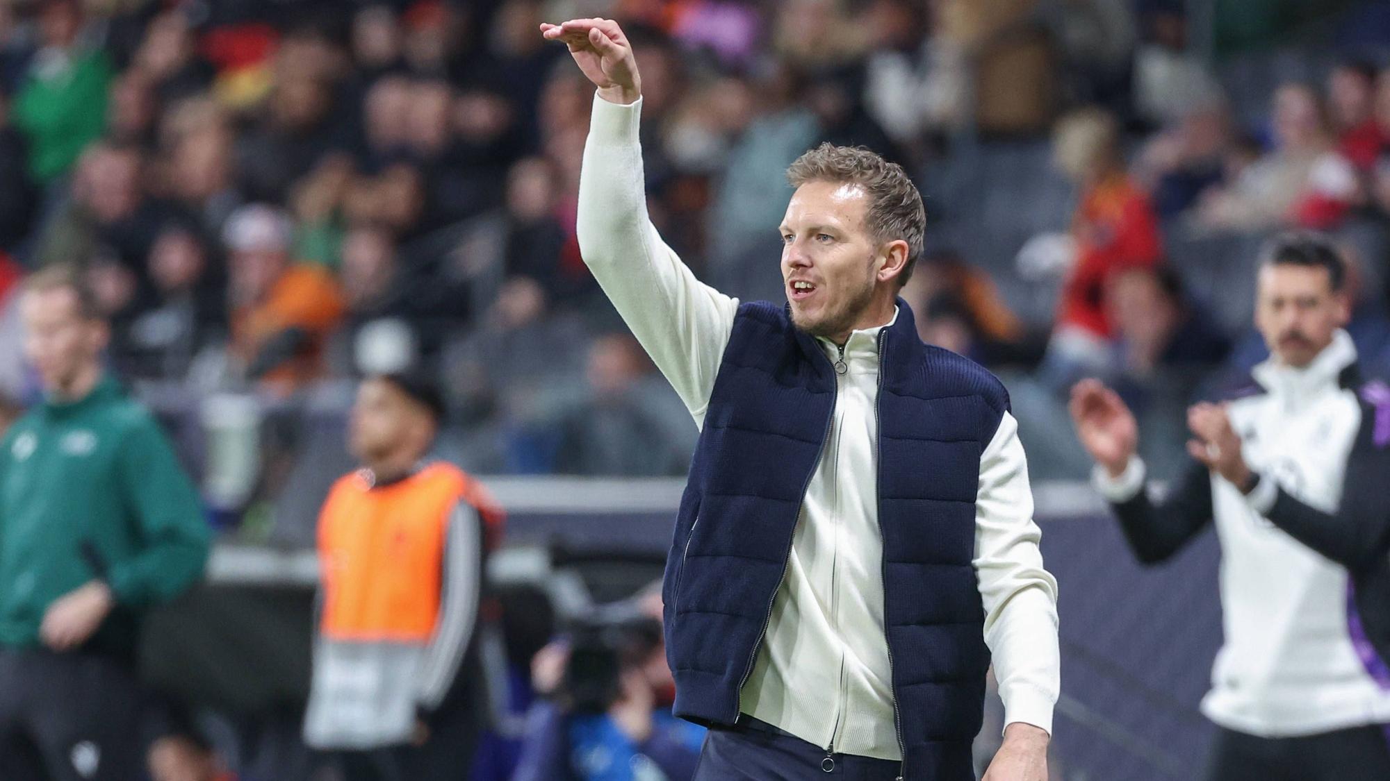 Julian Nagelsmann gibt Anweisungen am Spielfeldrand.