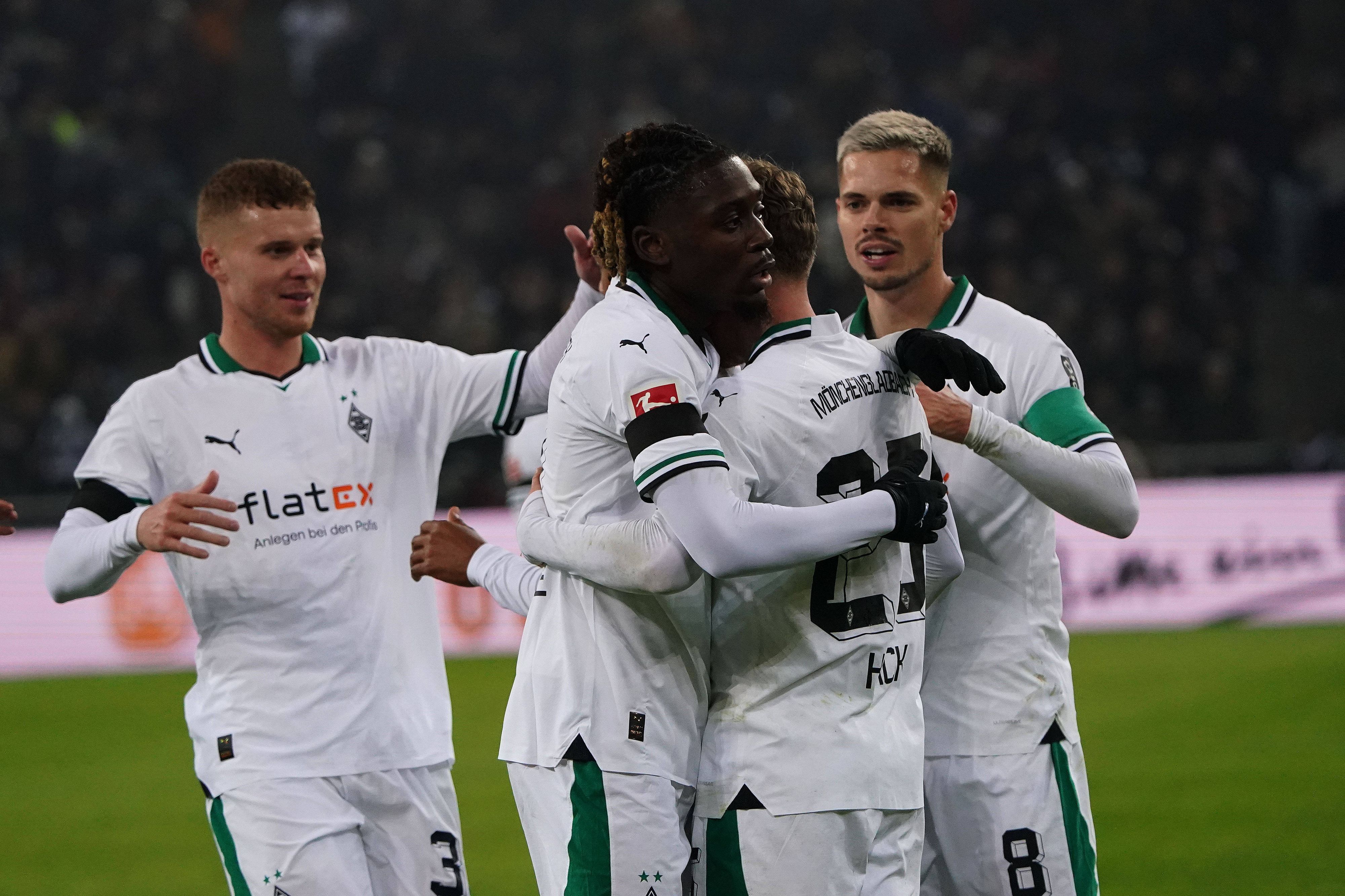 Spieler von Borussia Mönchengladbach bejubeln einen Treffer.
