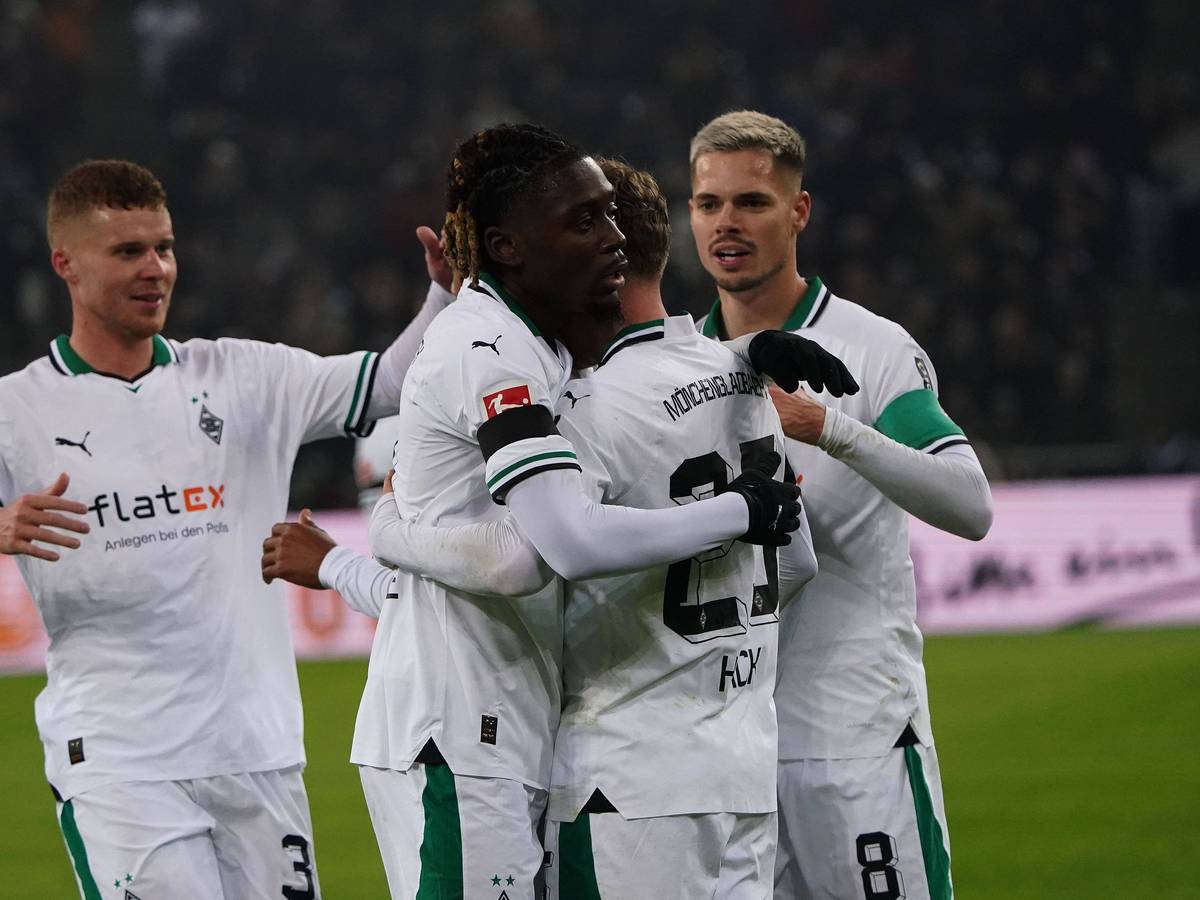 Spieler von Borussia Mönchengladbach bejubeln einen Treffer.