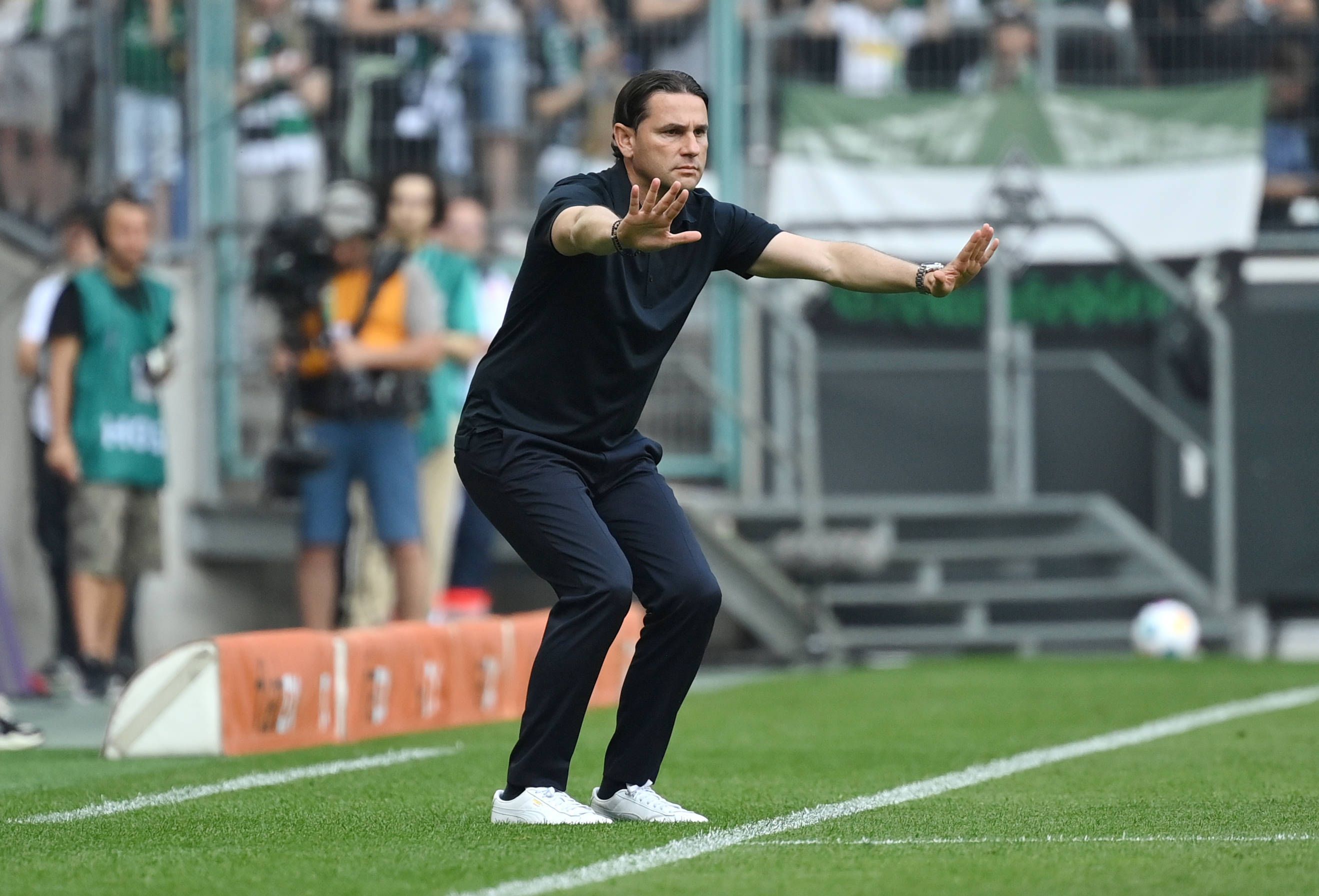 Gerardo Seoane dirigiert seine Mannschaft im Borussia-Park.