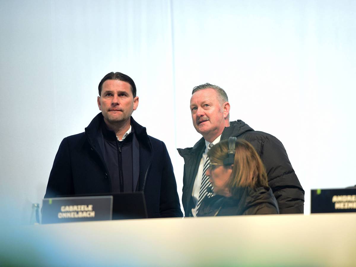 Gerardo Seoane und Roland Virkus auf der Mitgliederversammlung von Borussia Mönchengladbach.