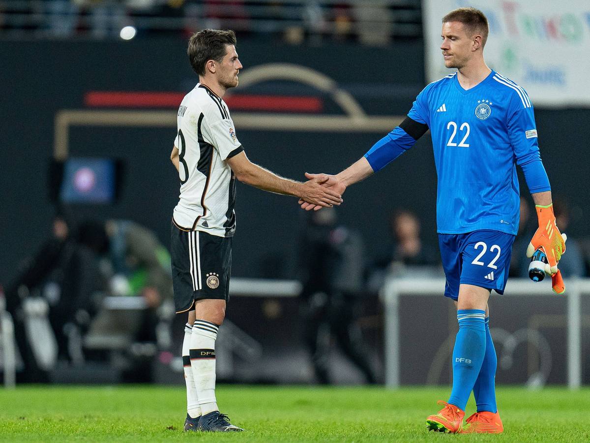 Jonas Hofmann und Marc-André ter Stegen geben sich bei einem Länderspiel für den DFB die Hand.