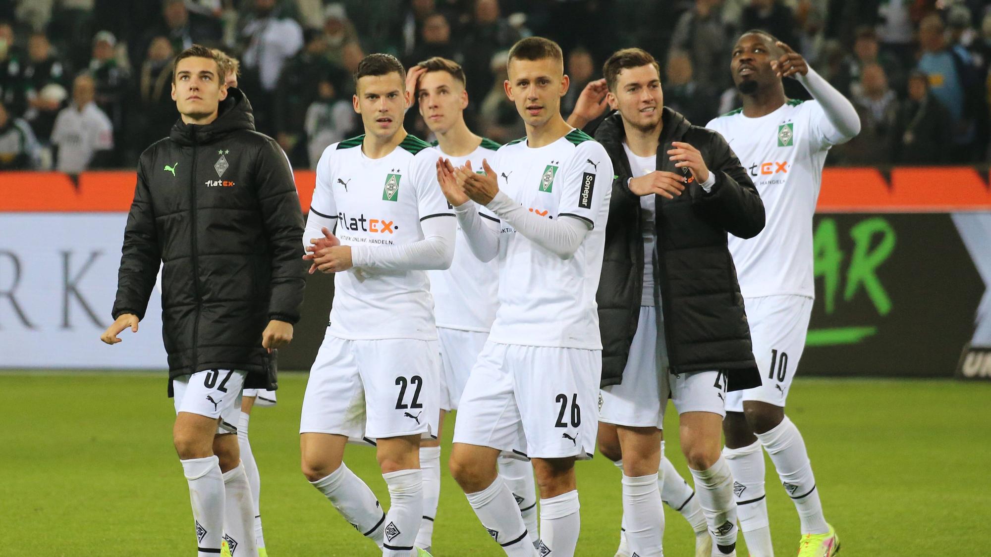 Profis von Borussia Mönchengladbach bedanken sich bei den Fans für die Unterstützung.