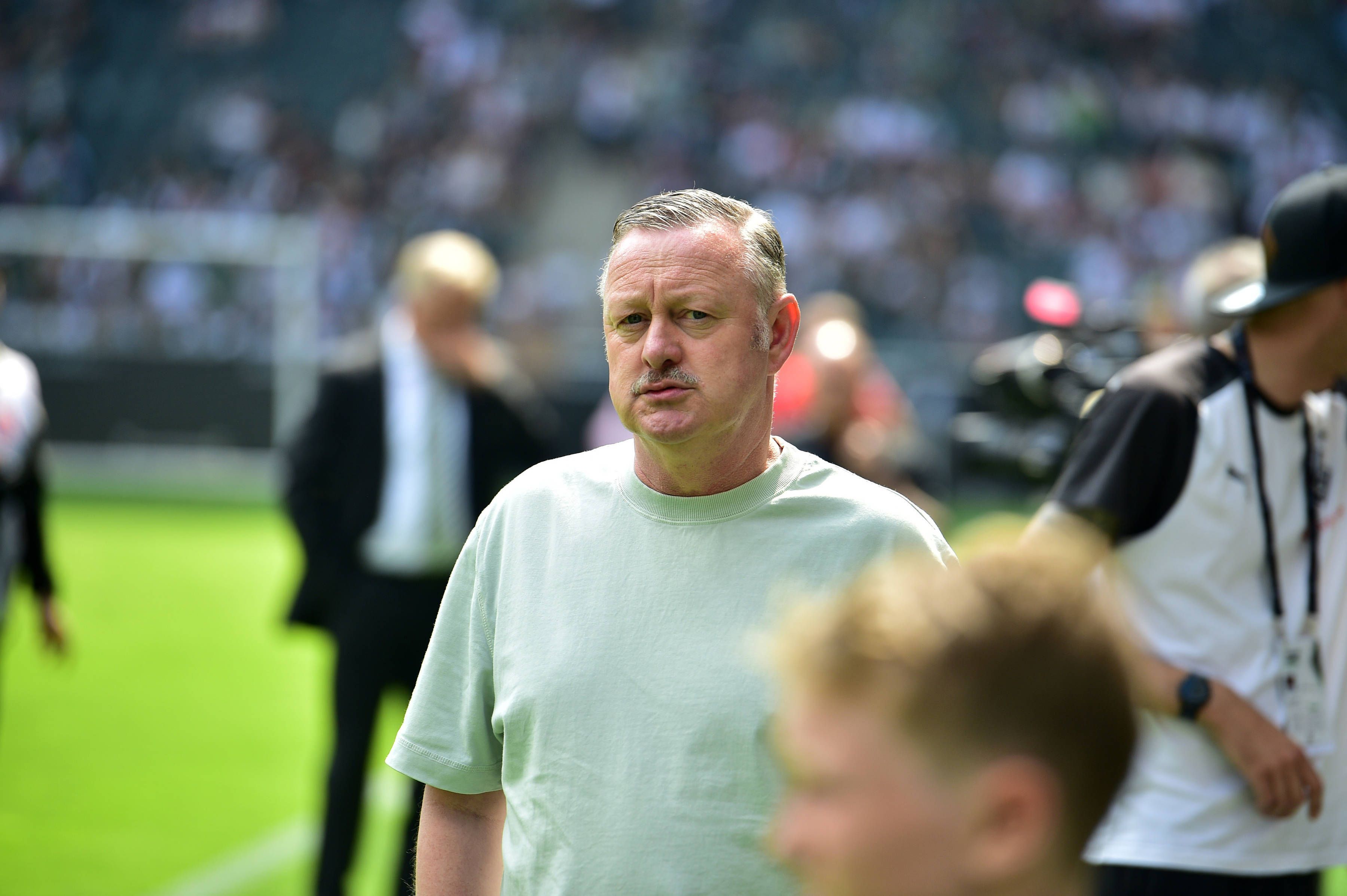 Roland Virkus schaut konzentriert im Borussia-Park.