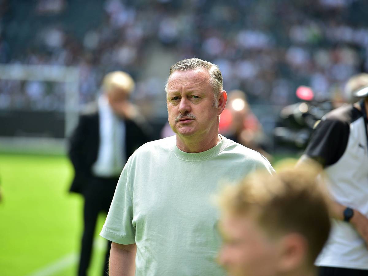 Roland Virkus schaut konzentriert im Borussia-Park.