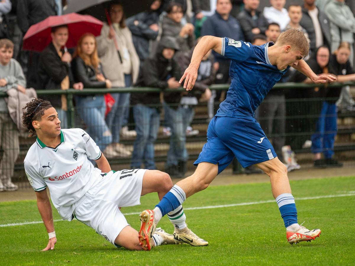 Kilian Sauck von Borussia Mönchengladbachs U19 im Zweikampf.