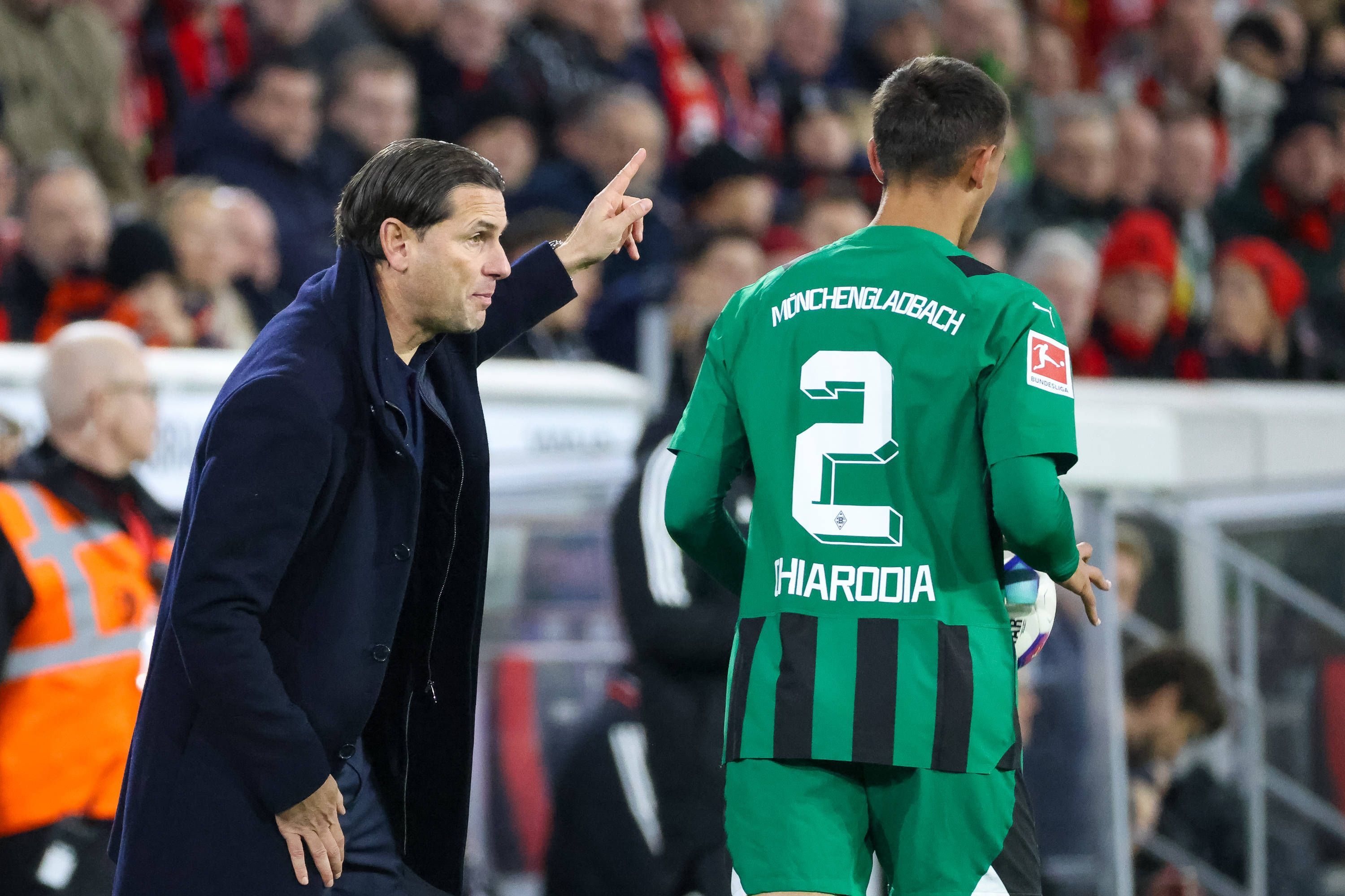Fabio Chiarodia bekommt Anweisungen von Gerardo Seoane.