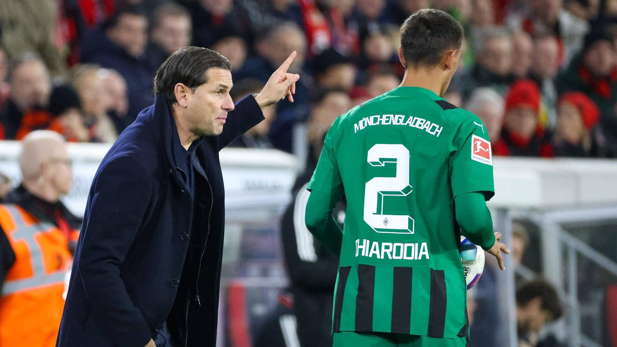 Fabio Chiarodia bekommt Anweisungen von Gerardo Seoane.