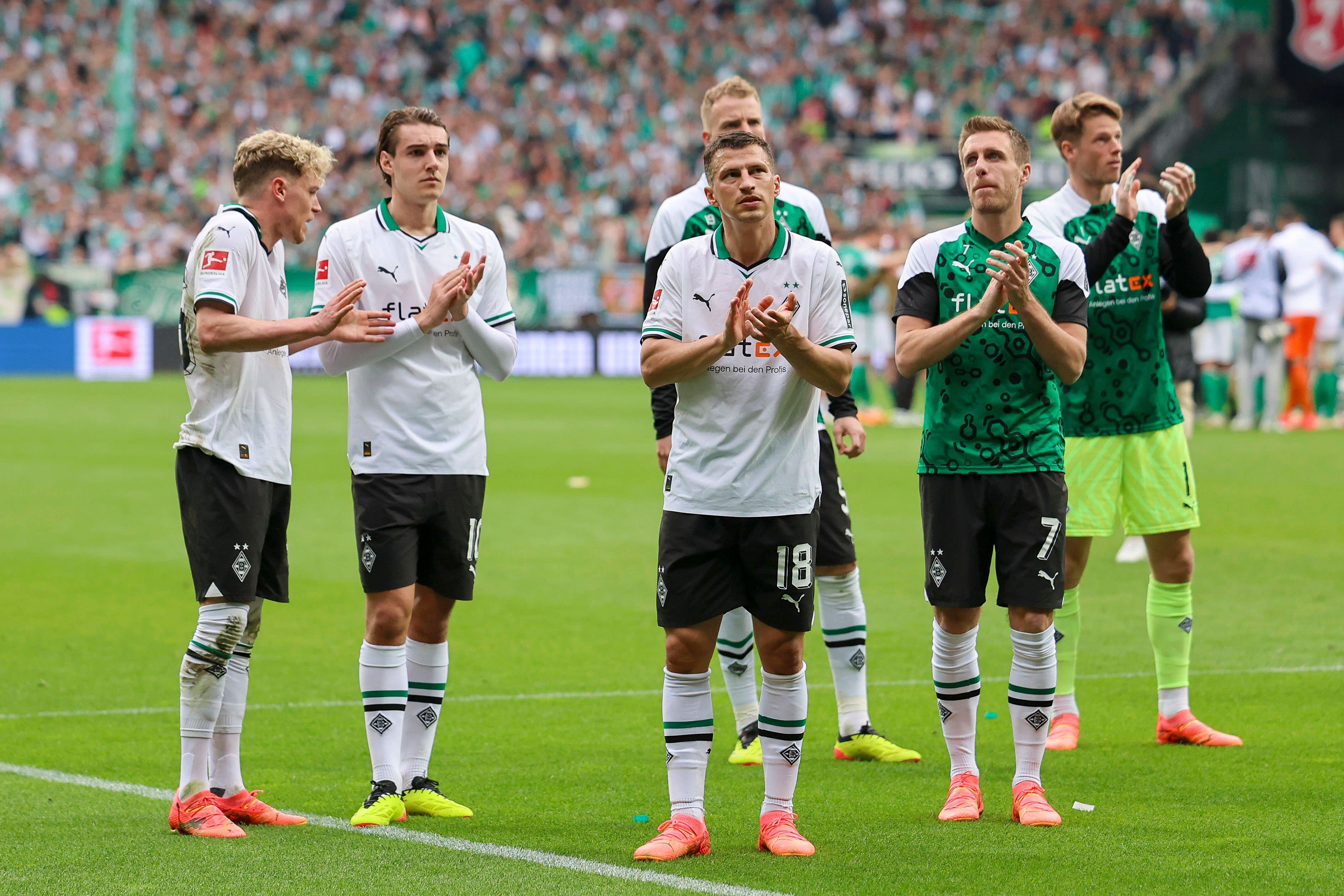 Die Gladbach-Spieler applaudieren ihren Fans in der Kurve.