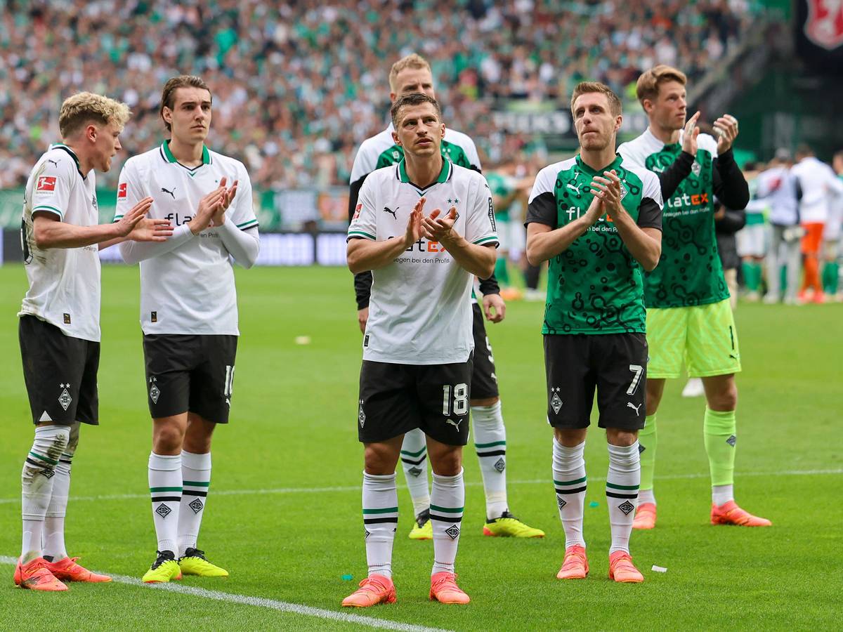 Die Gladbach-Spieler applaudieren ihren Fans in der Kurve.