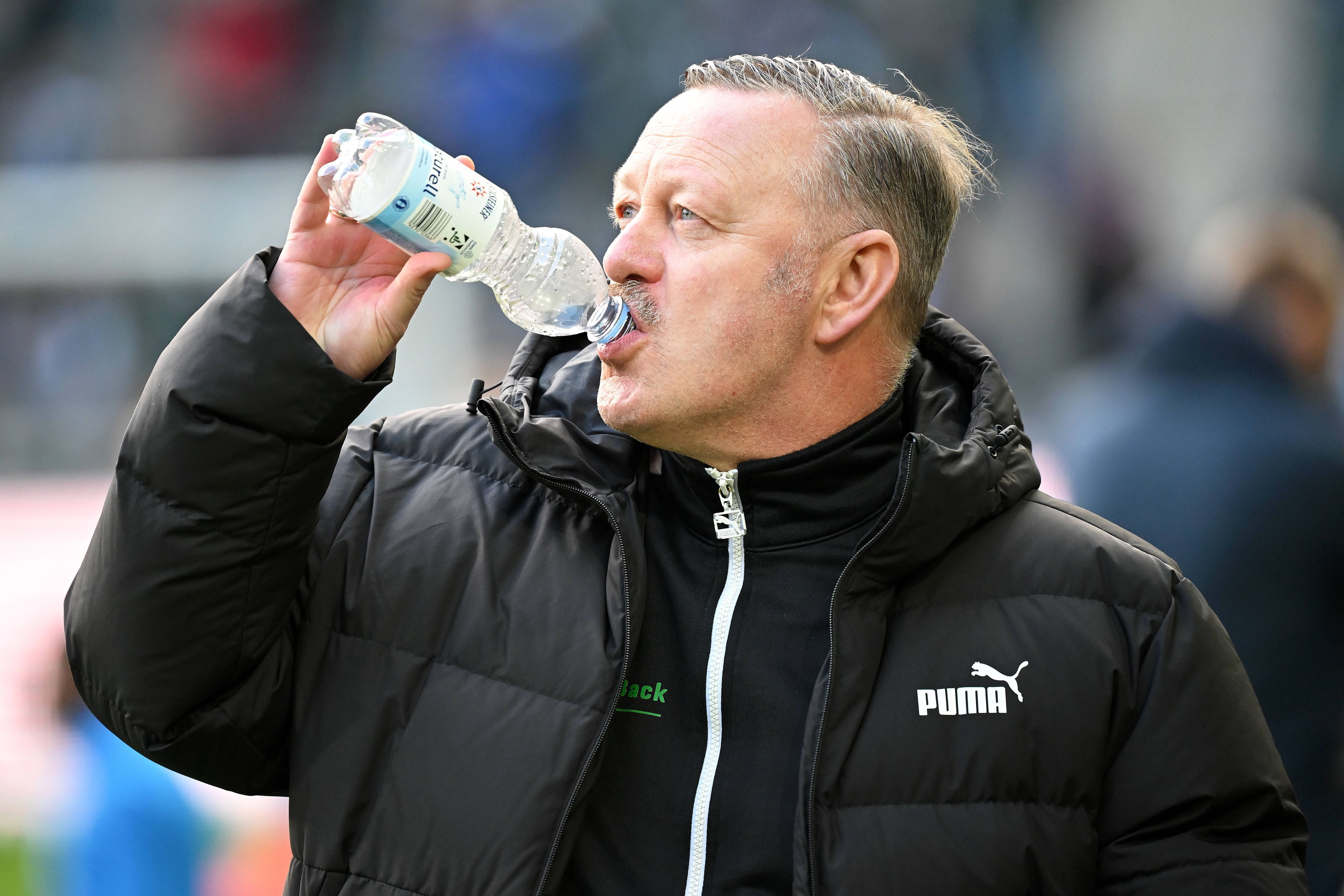 Roland Virkus trinkt aus einer Wasserflasche.
