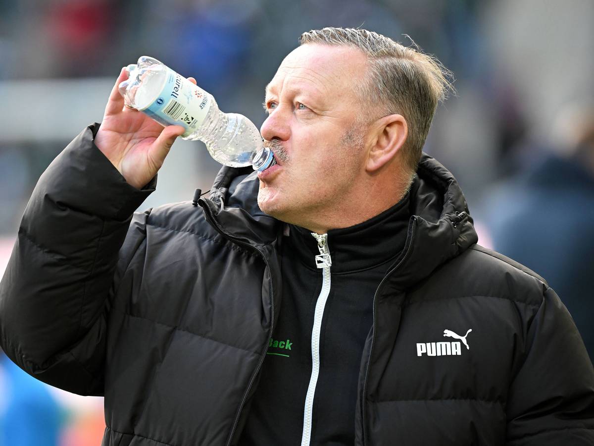 Roland Virkus trinkt aus einer Wasserflasche.