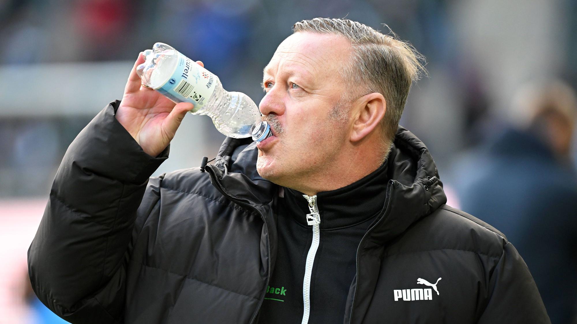 Roland Virkus trinkt aus einer Wasserflasche.