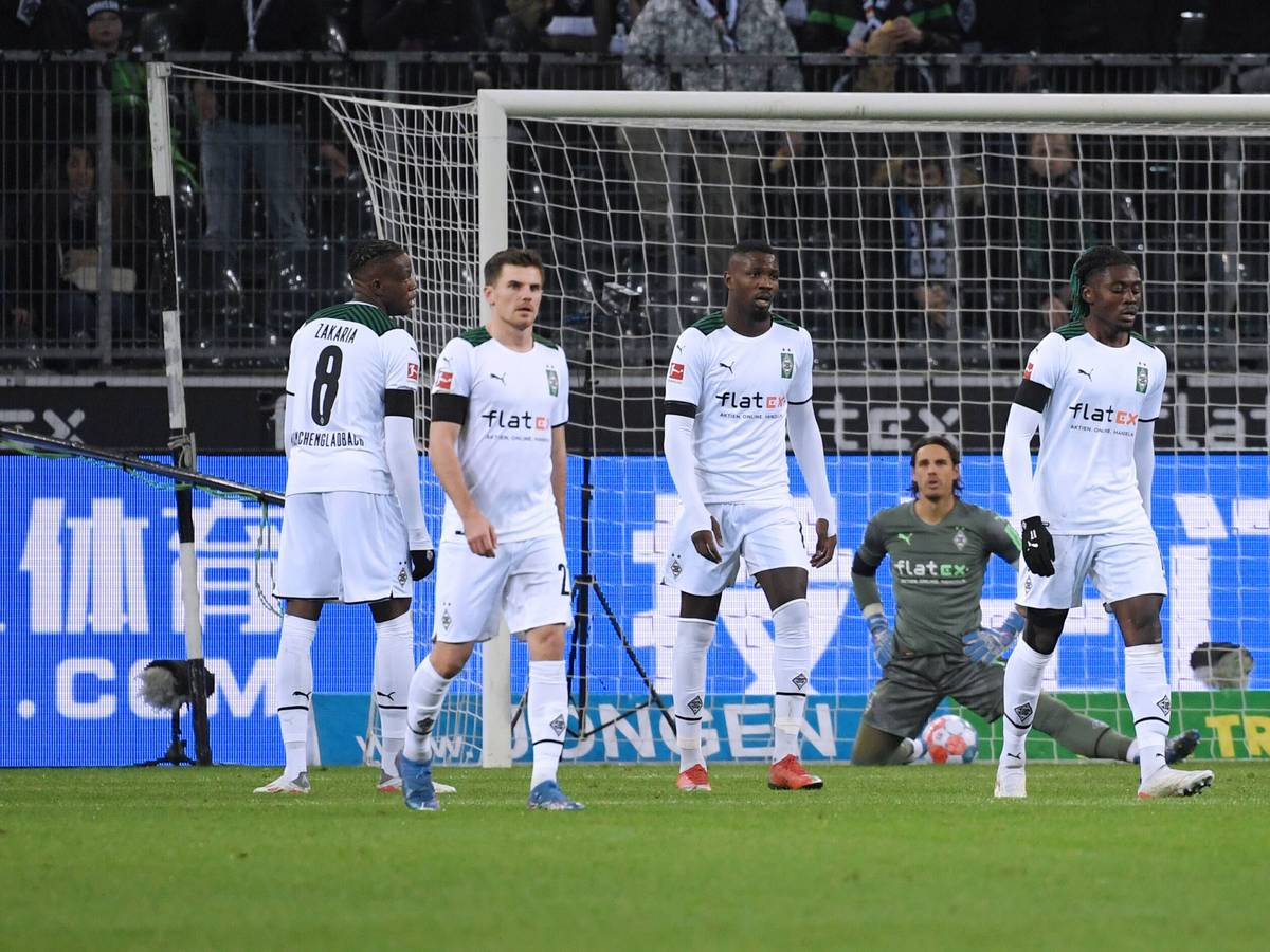 Gladbach-Profis sind nach einem Gegentor bedient.