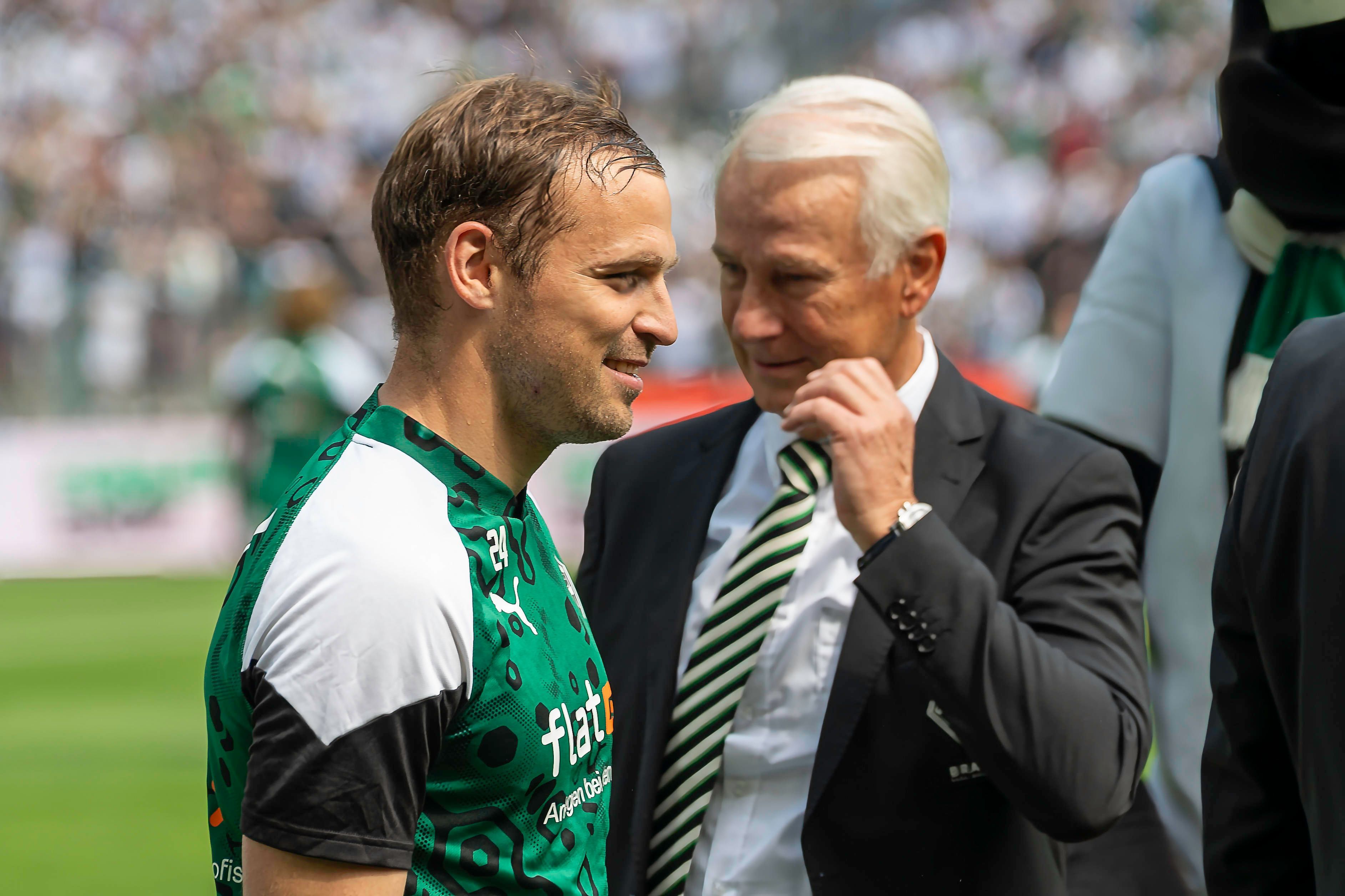 Tony Jantschke spricht mit Rainer Bonhof.