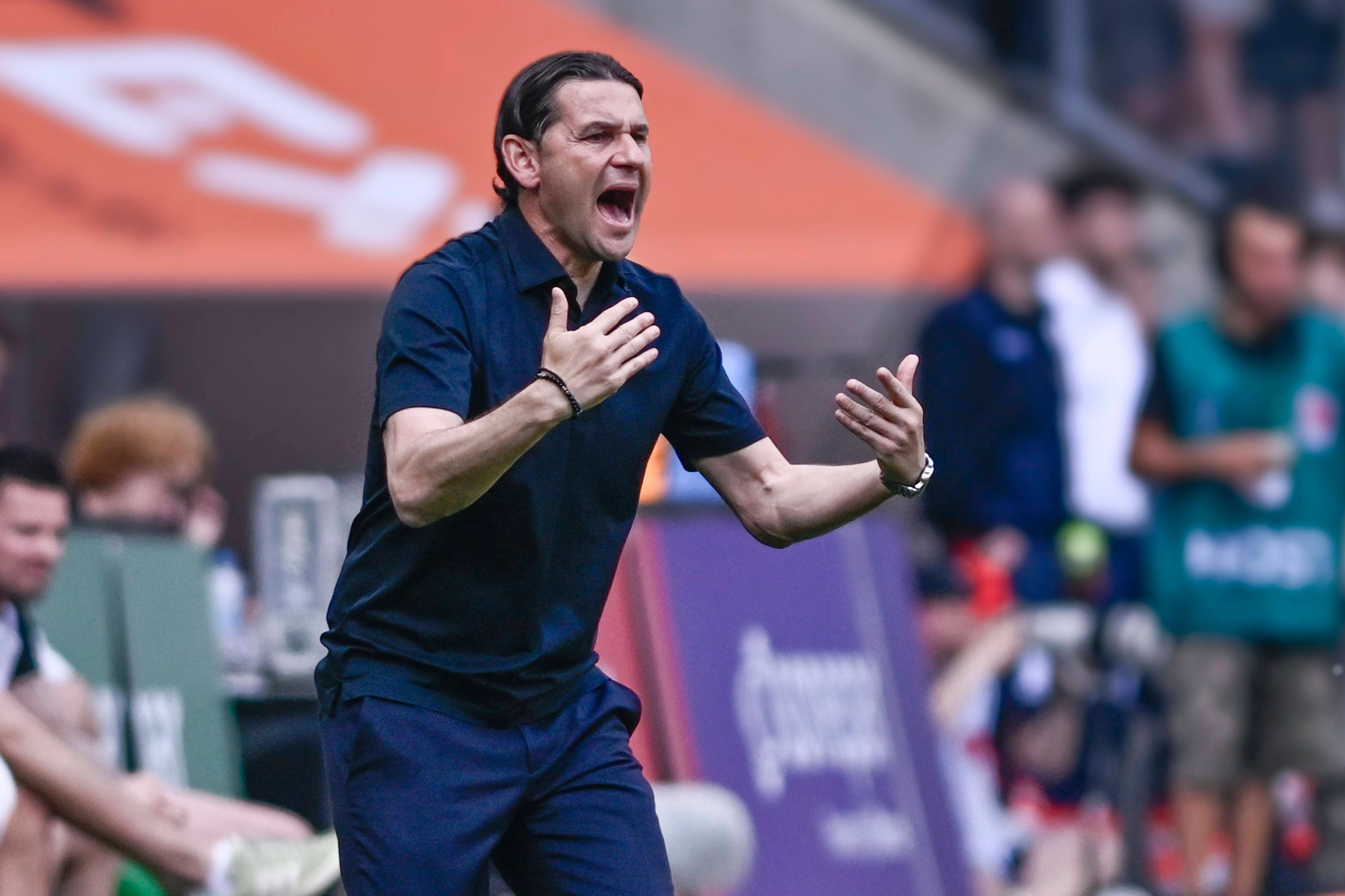 Gerardo Seoane gestikuliert an der Seitenlinie.