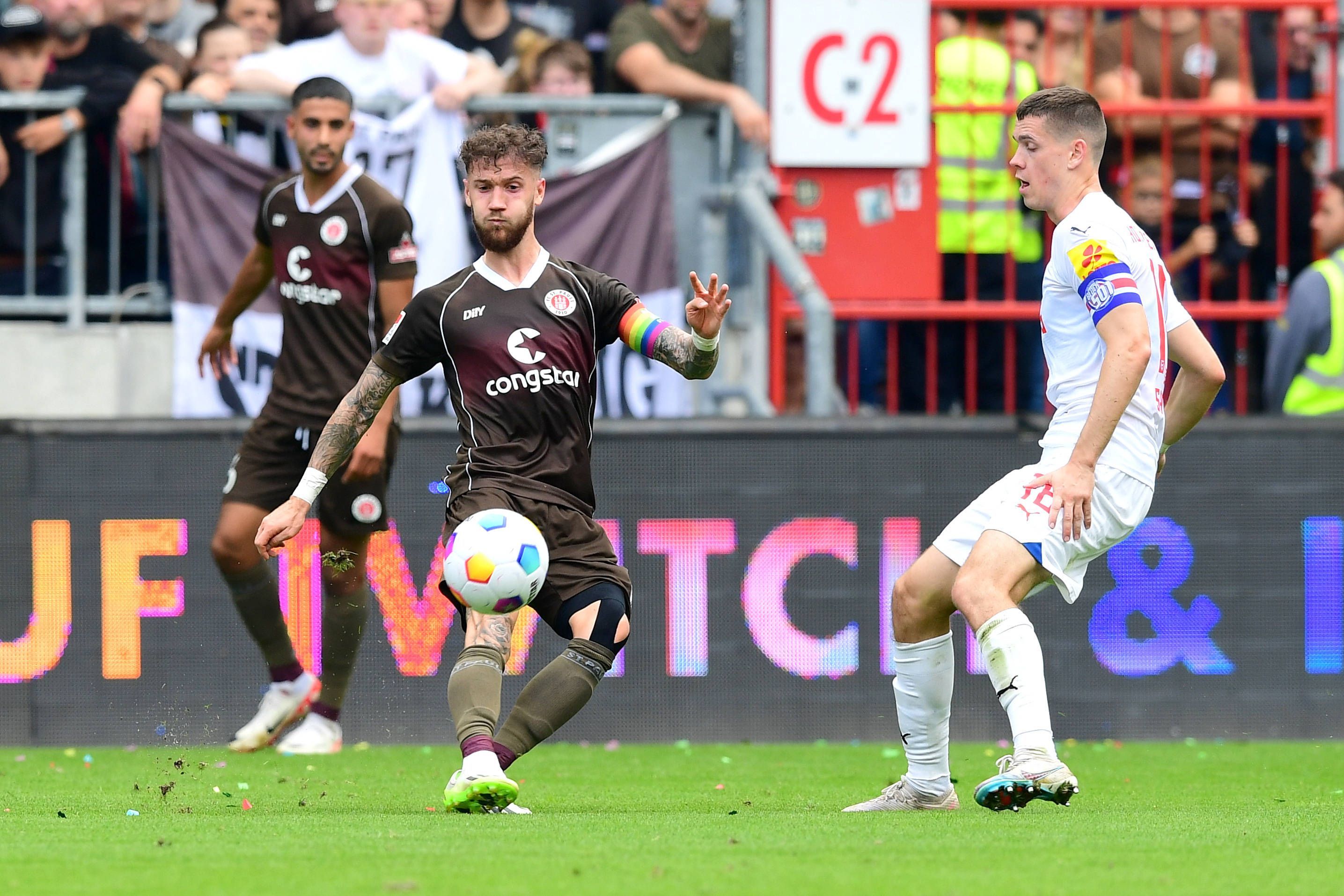 Marcel Hartel und Philipp Sander für Sankt Pauli und Kiel auf dem Platz.