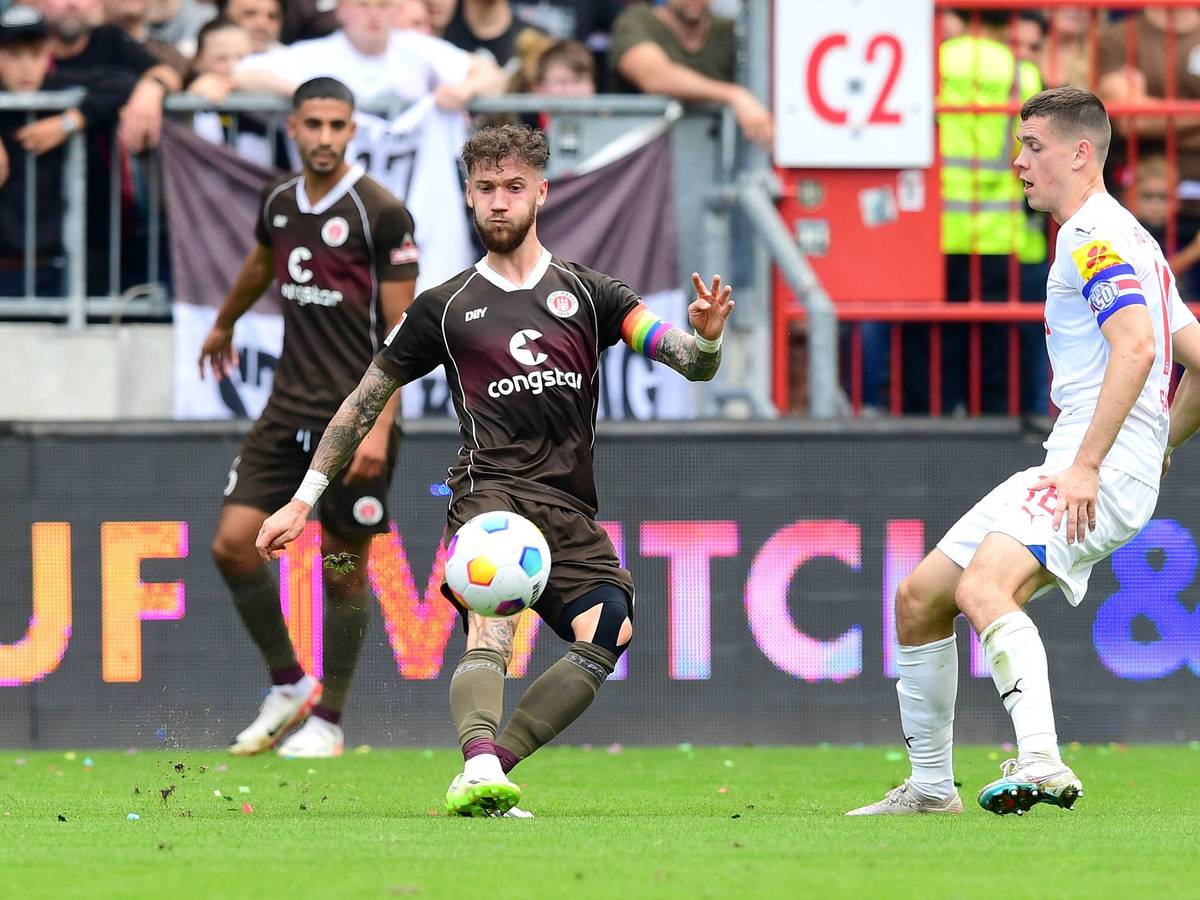 Marcel Hartel und Philipp Sander für Sankt Pauli und Kiel auf dem Platz.