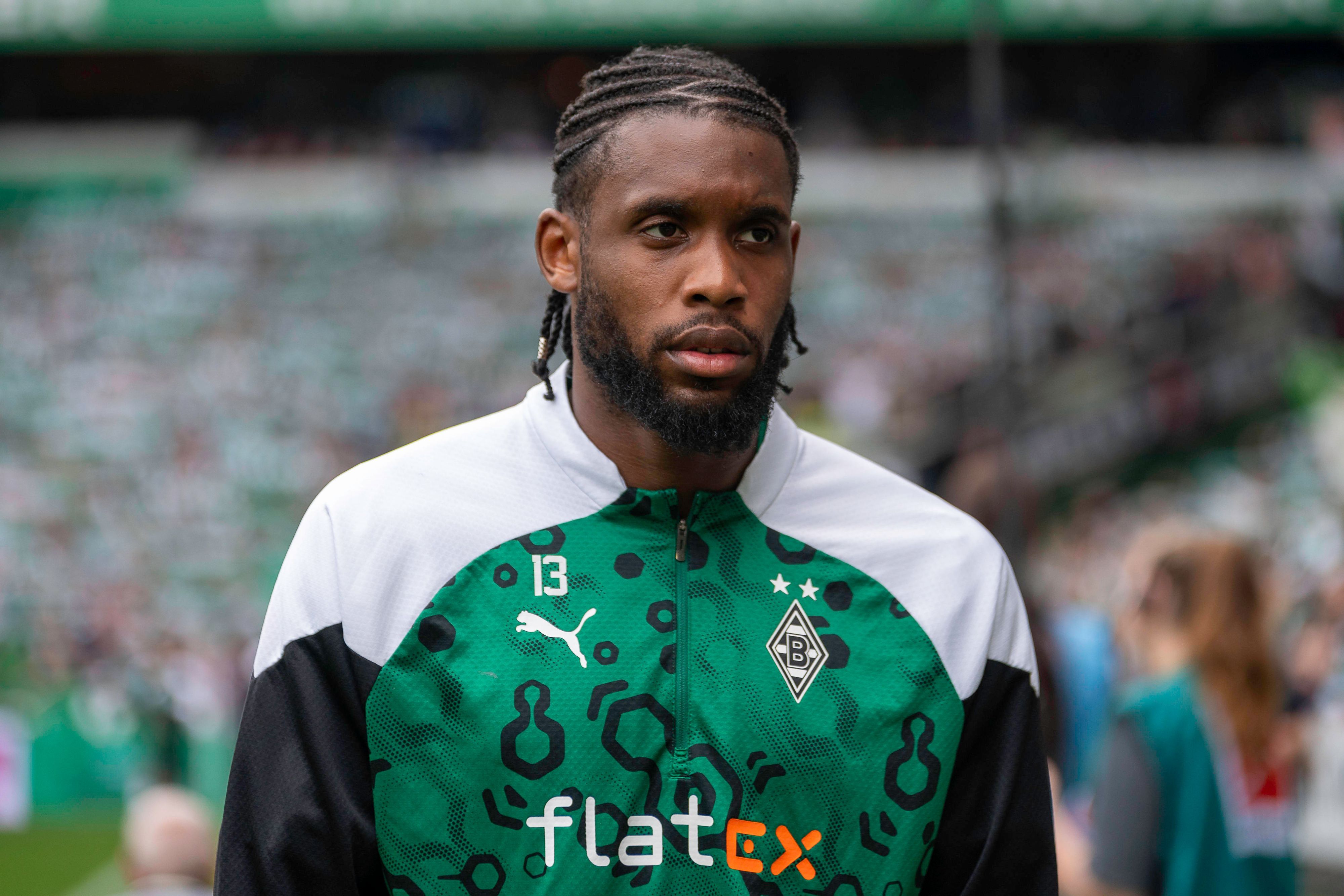 Jordan Siebatcheu auf dem Weg zur Borussia-Bank.