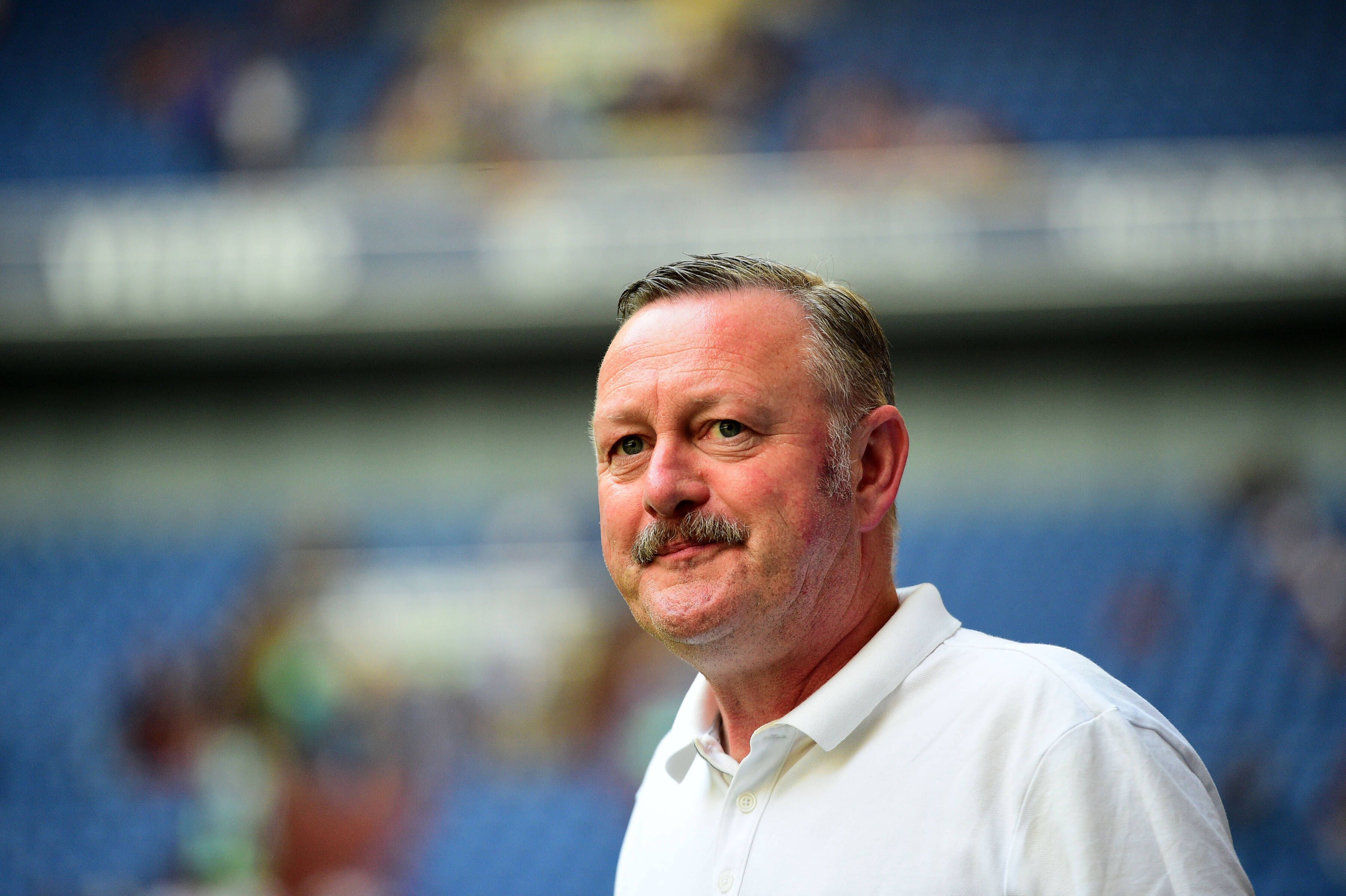 Roland Virkus am Spielfeldrand auf Schalke.