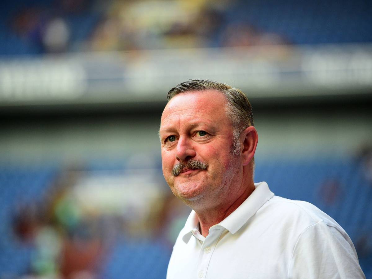 Roland Virkus am Spielfeldrand auf Schalke.