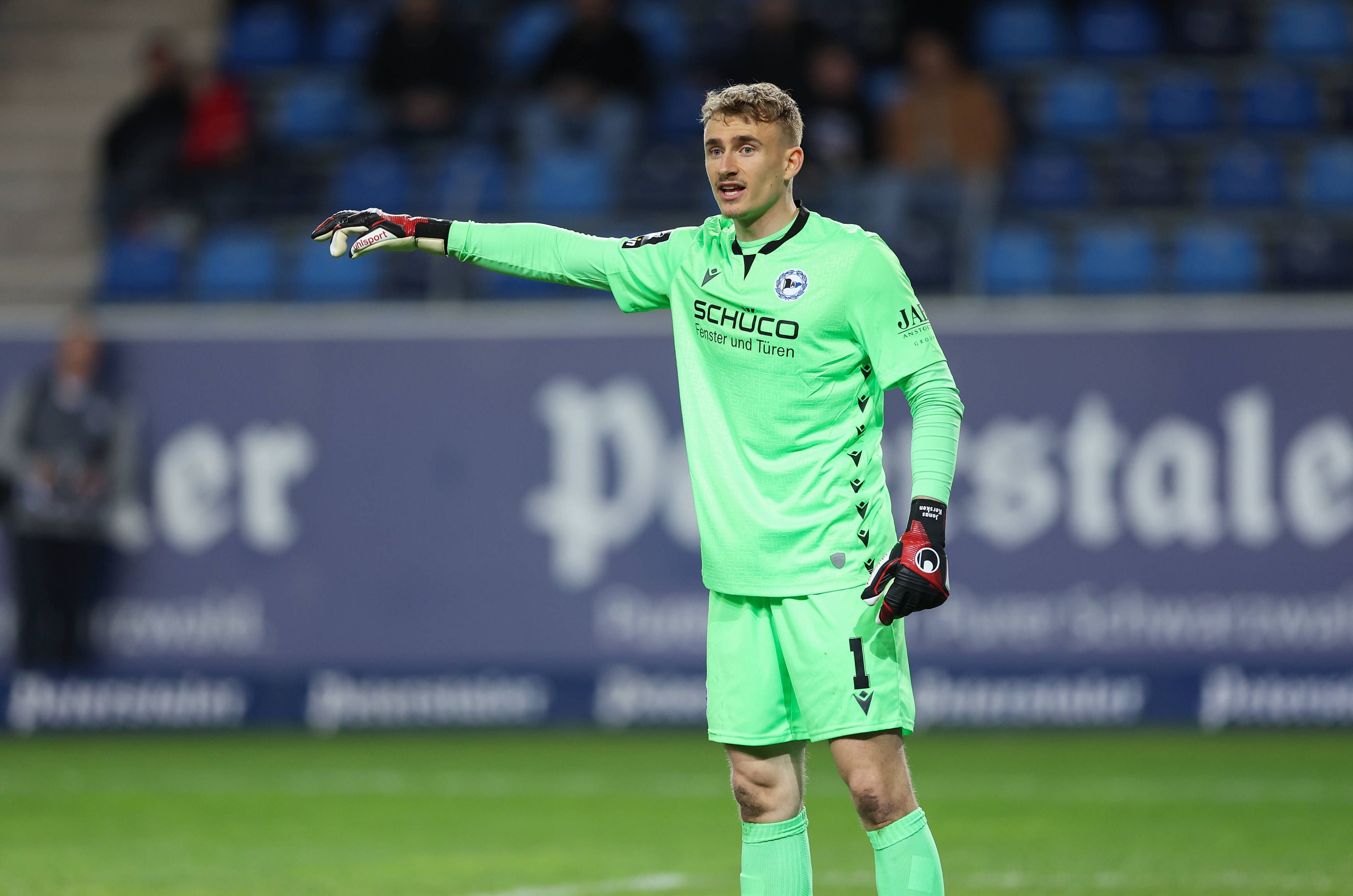 Jonas Kersken macht eine Ansage im Bielefeld-Trikot.