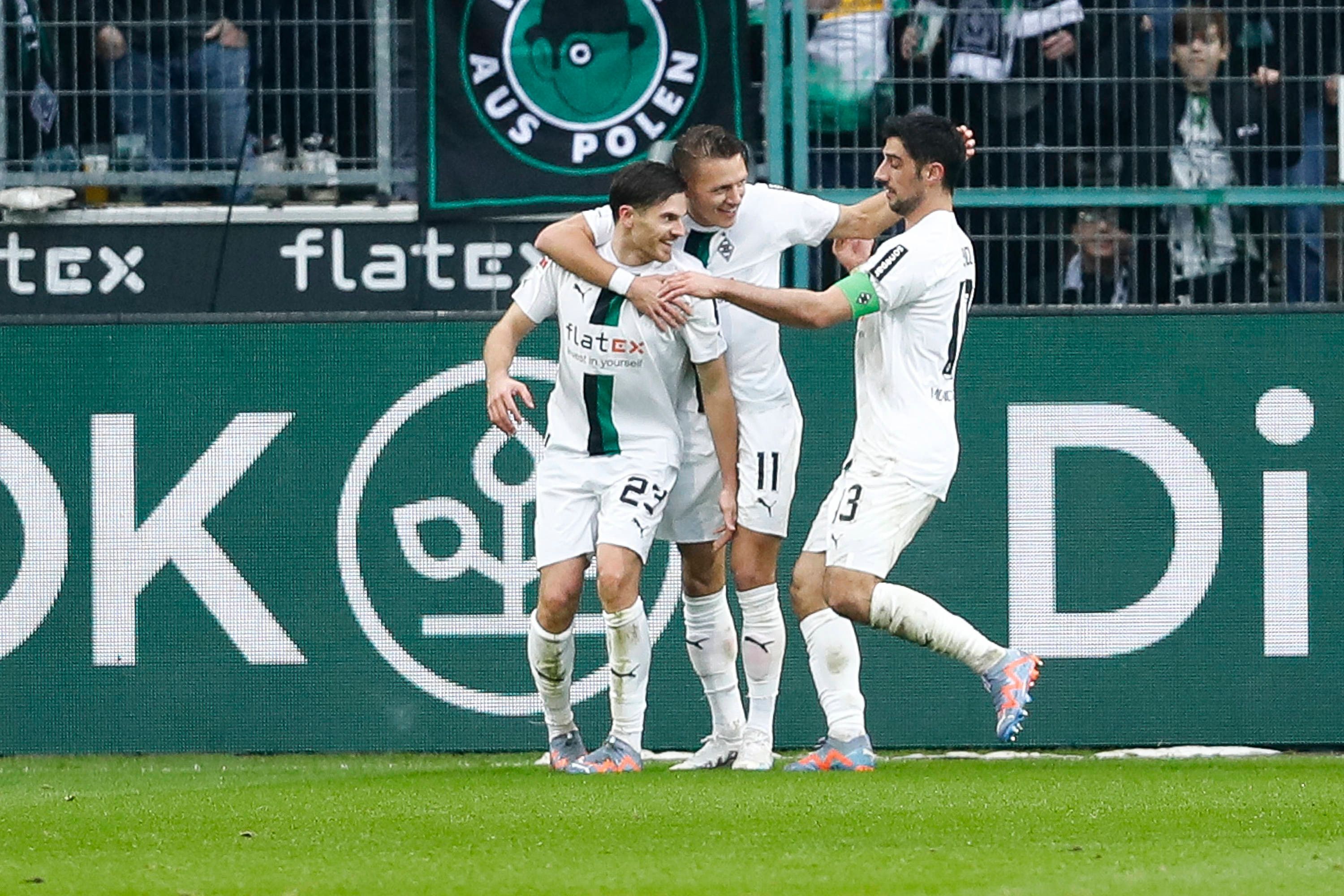 Jonas Hofmann, Hannes Wolf und Lars Stind liegen sich zum Jubeln in den Armen.