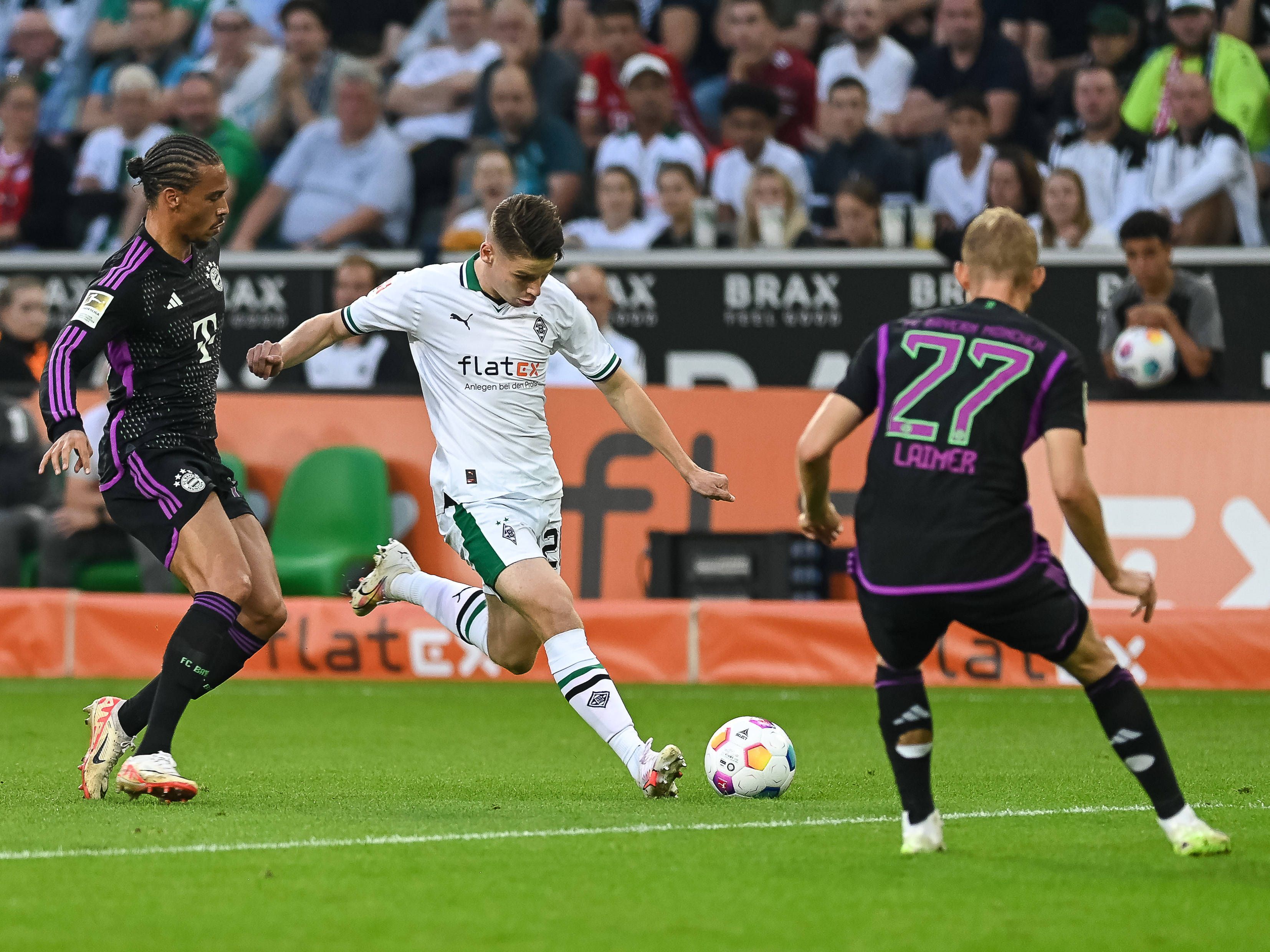Lukas Ullrich setzt zum Schuss gegen den FC Bayern München an.