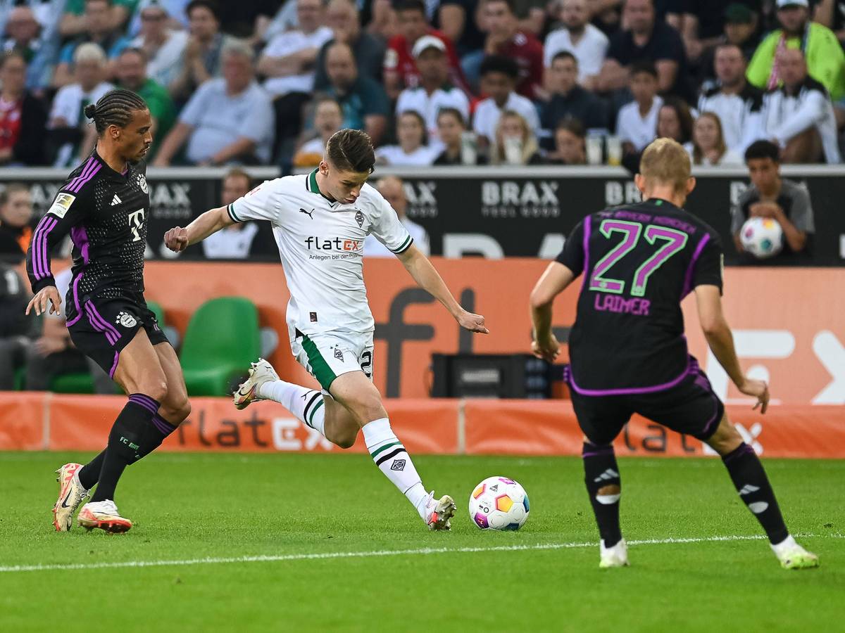 Lukas Ullrich setzt zum Schuss gegen den FC Bayern München an.