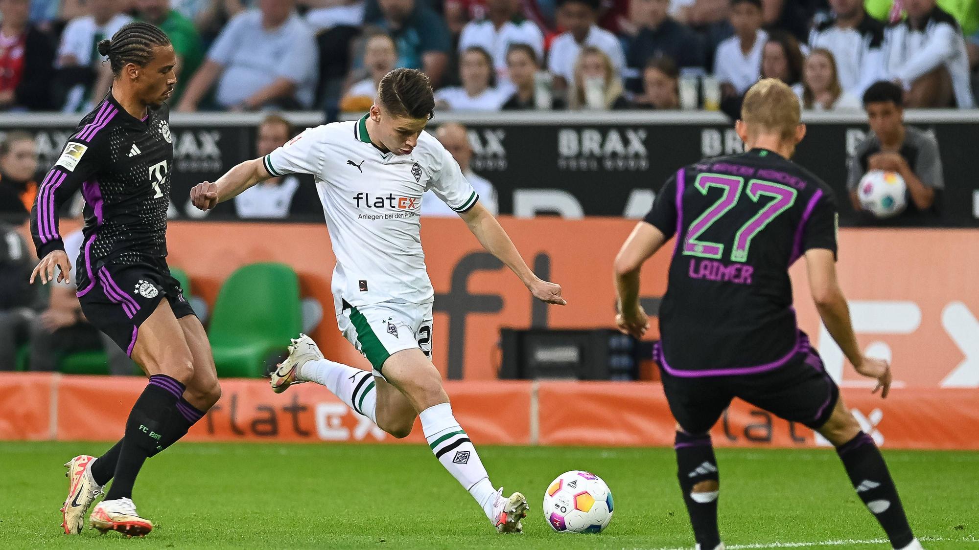 Lukas Ullrich setzt zum Schuss gegen den FC Bayern München an.