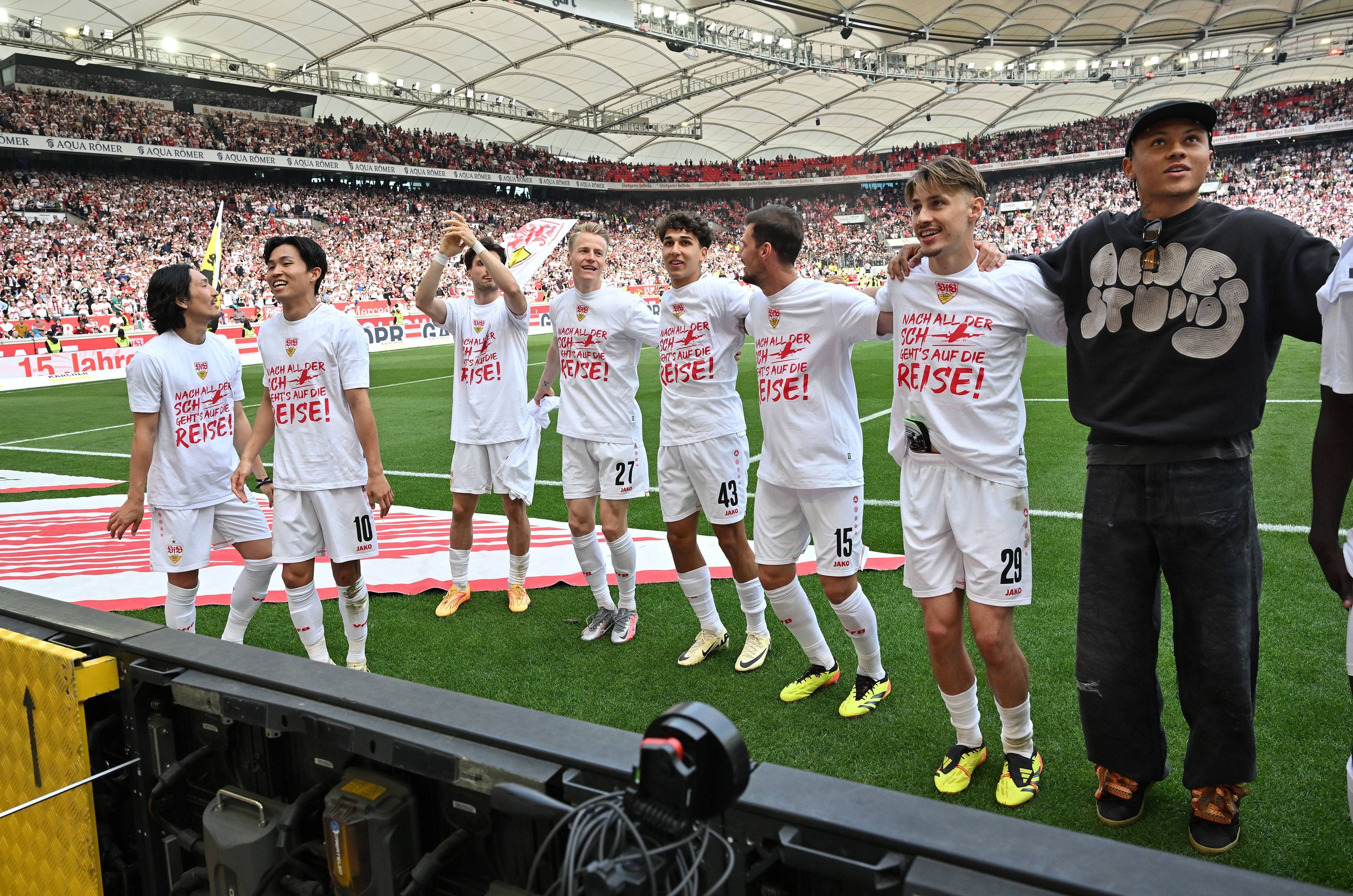 Spieler des VfB Stuttgart feiern nach einem Sieg gegen den FC Bayern München vor der Cannstatter Kurve.