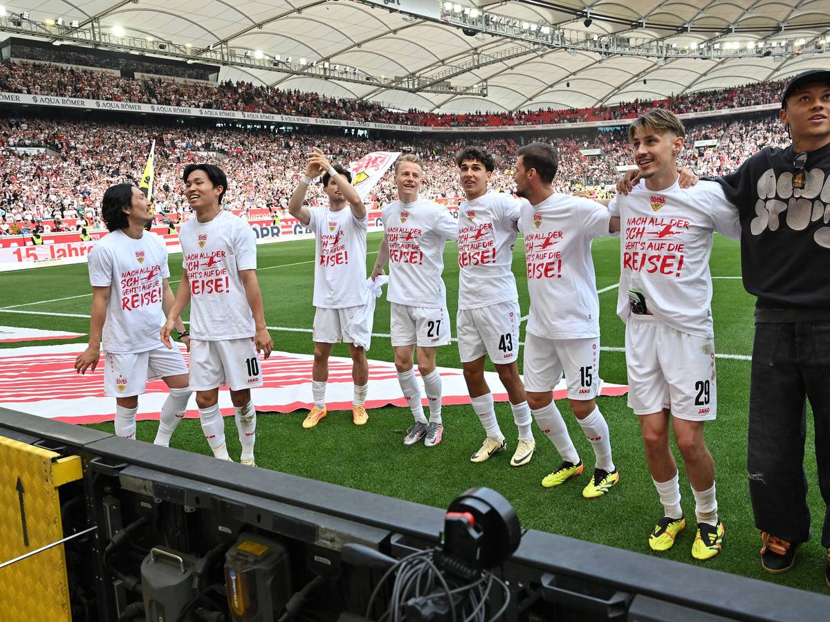 Spieler des VfB Stuttgart feiern nach einem Sieg gegen den FC Bayern München vor der Cannstatter Kurve.