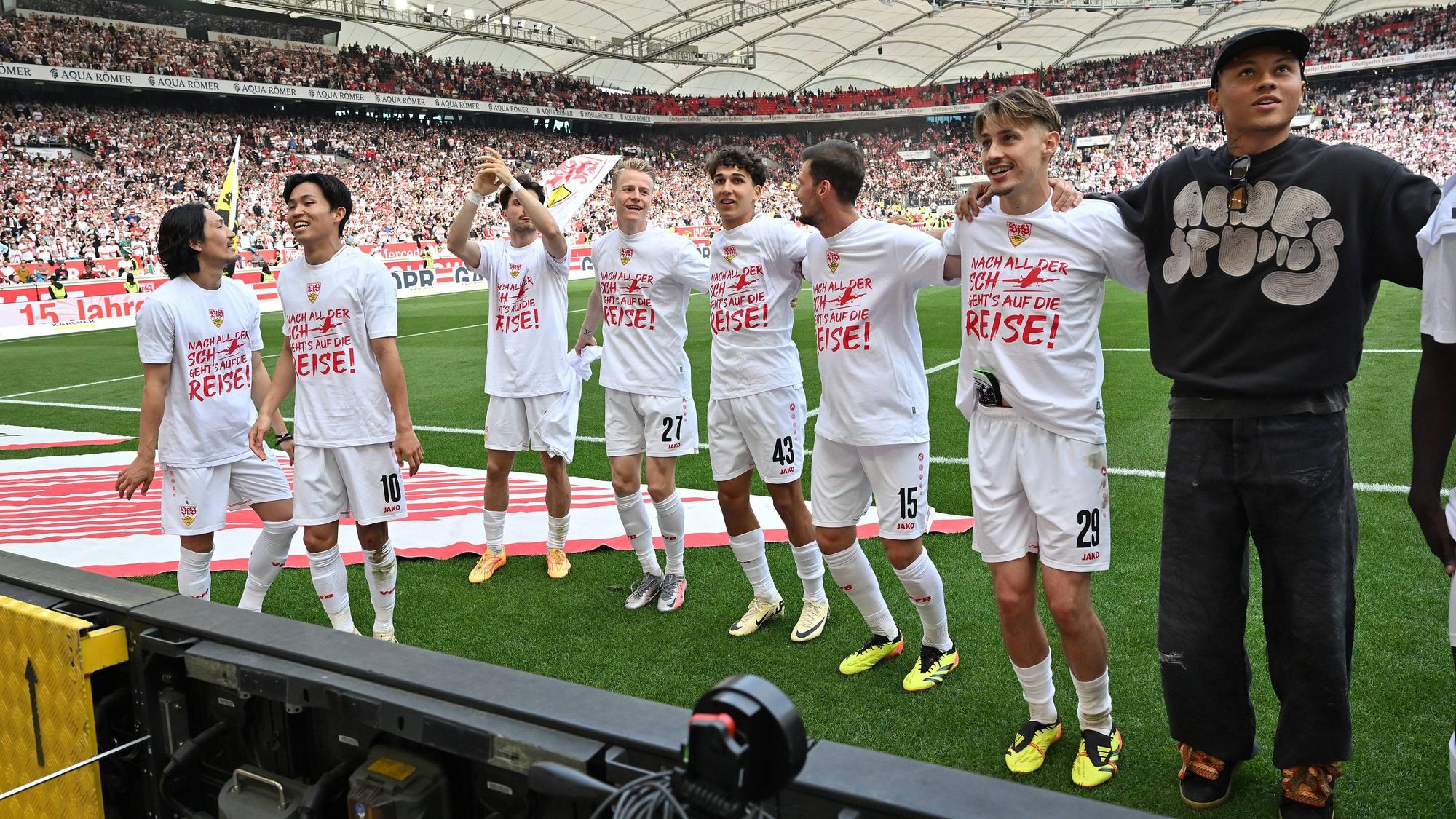 Spieler des VfB Stuttgart feiern nach einem Sieg gegen den FC Bayern München vor der Cannstatter Kurve.