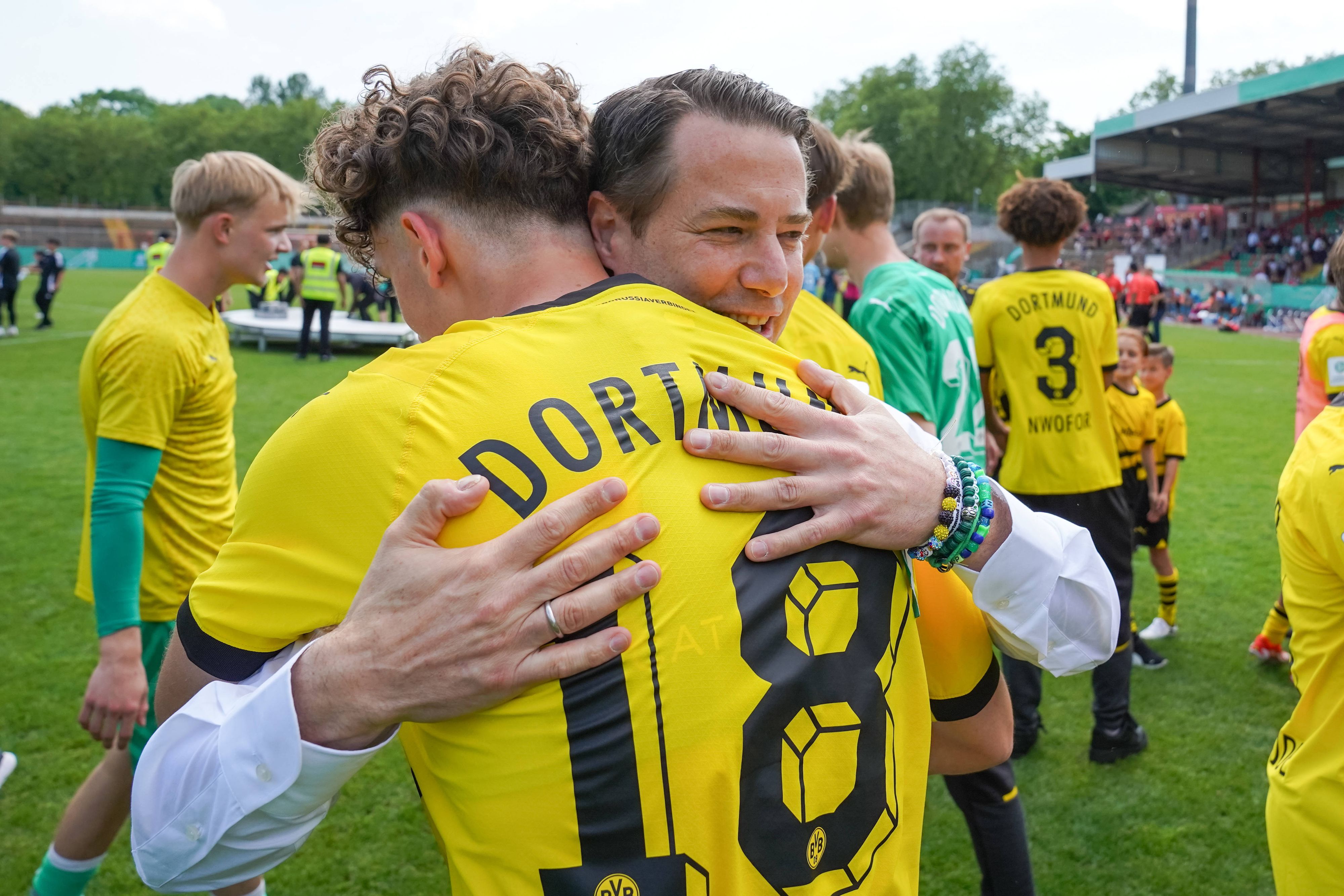 Lars Ricken umarmt Len Wörsdörfer nach dem U17-Finale.