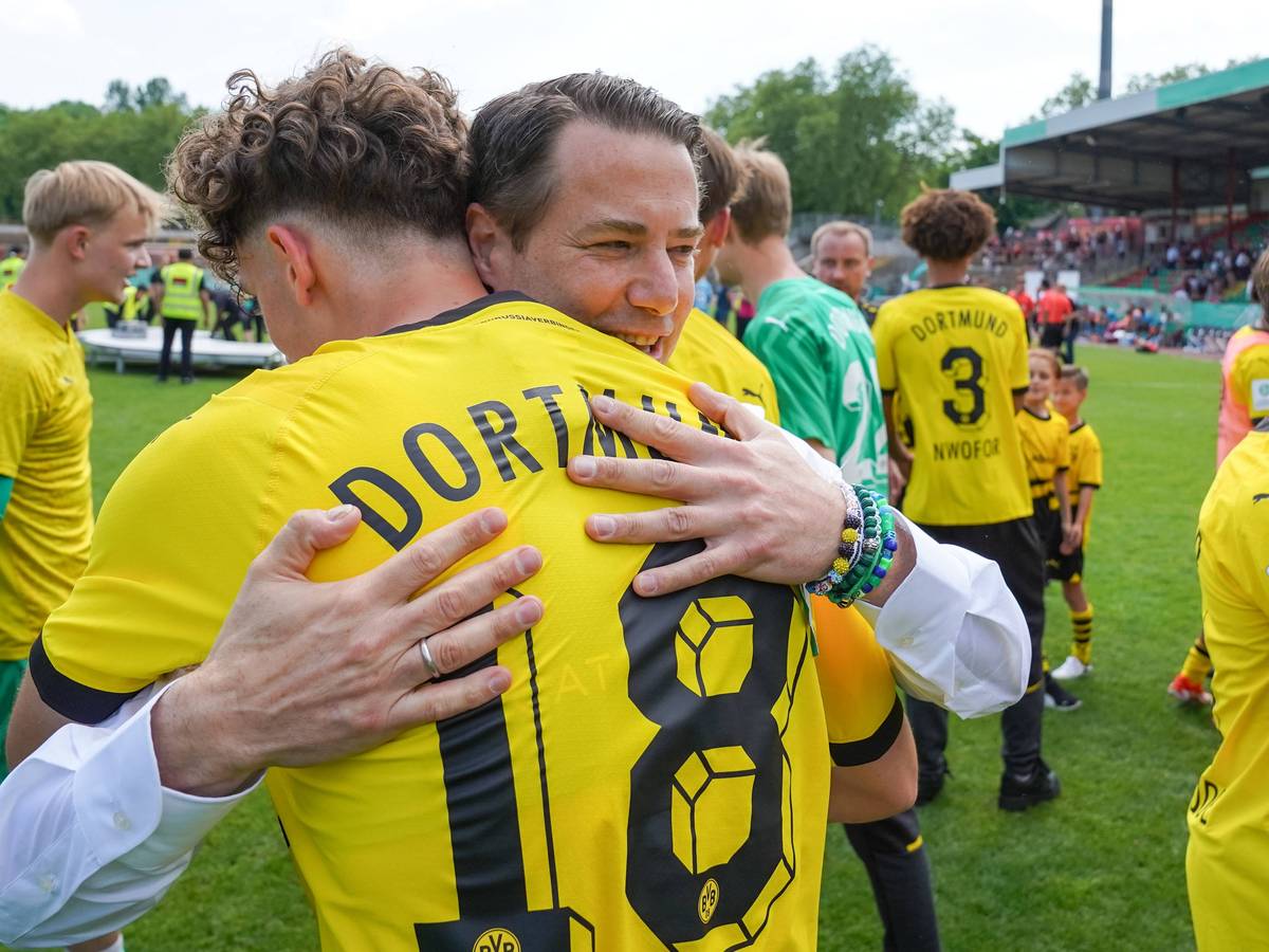 Lars Ricken umarmt Len Wörsdörfer nach dem U17-Finale.