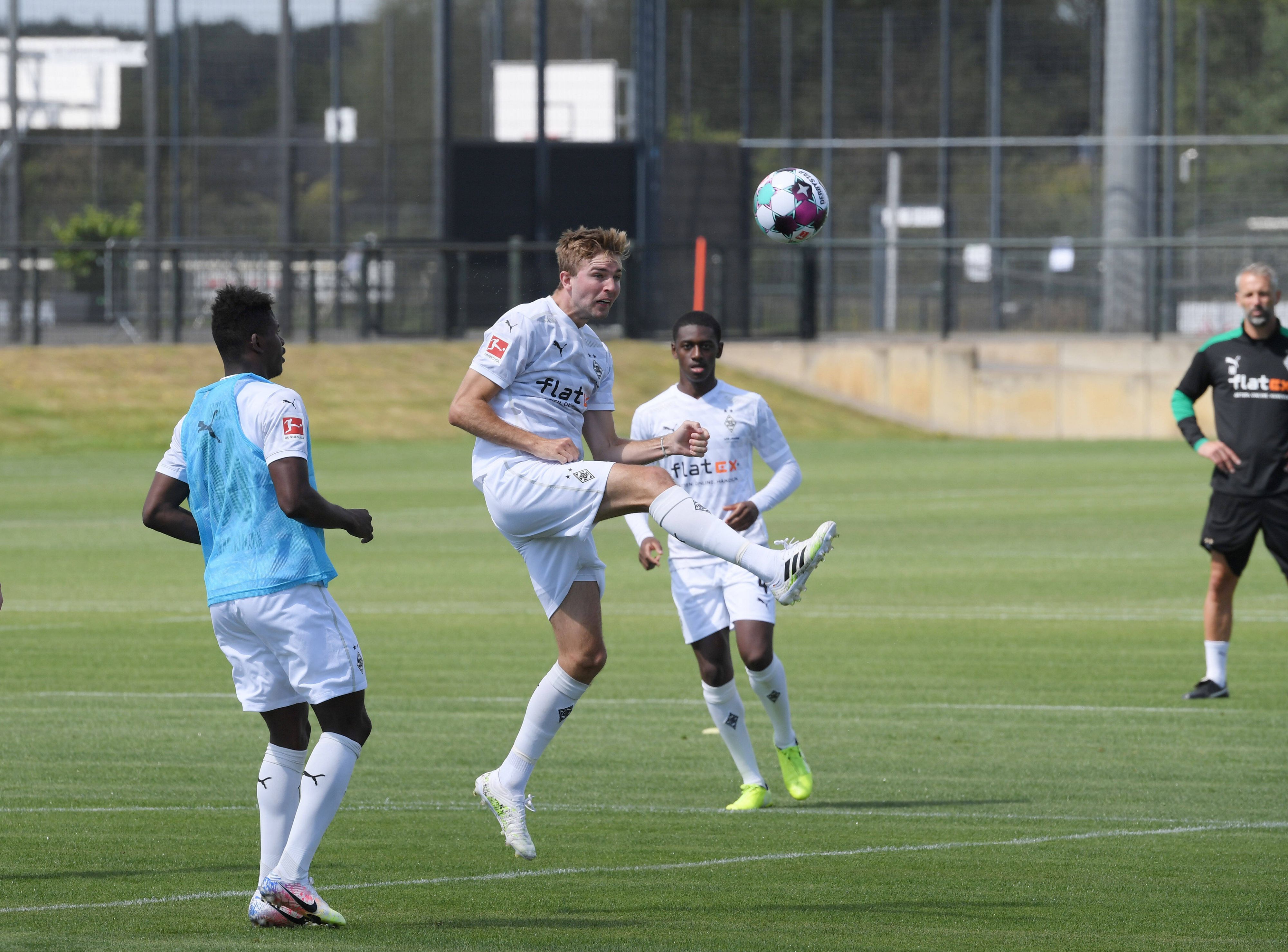 Mamadou Doucouré mit Christoph Kramer im Gladbach-Training.