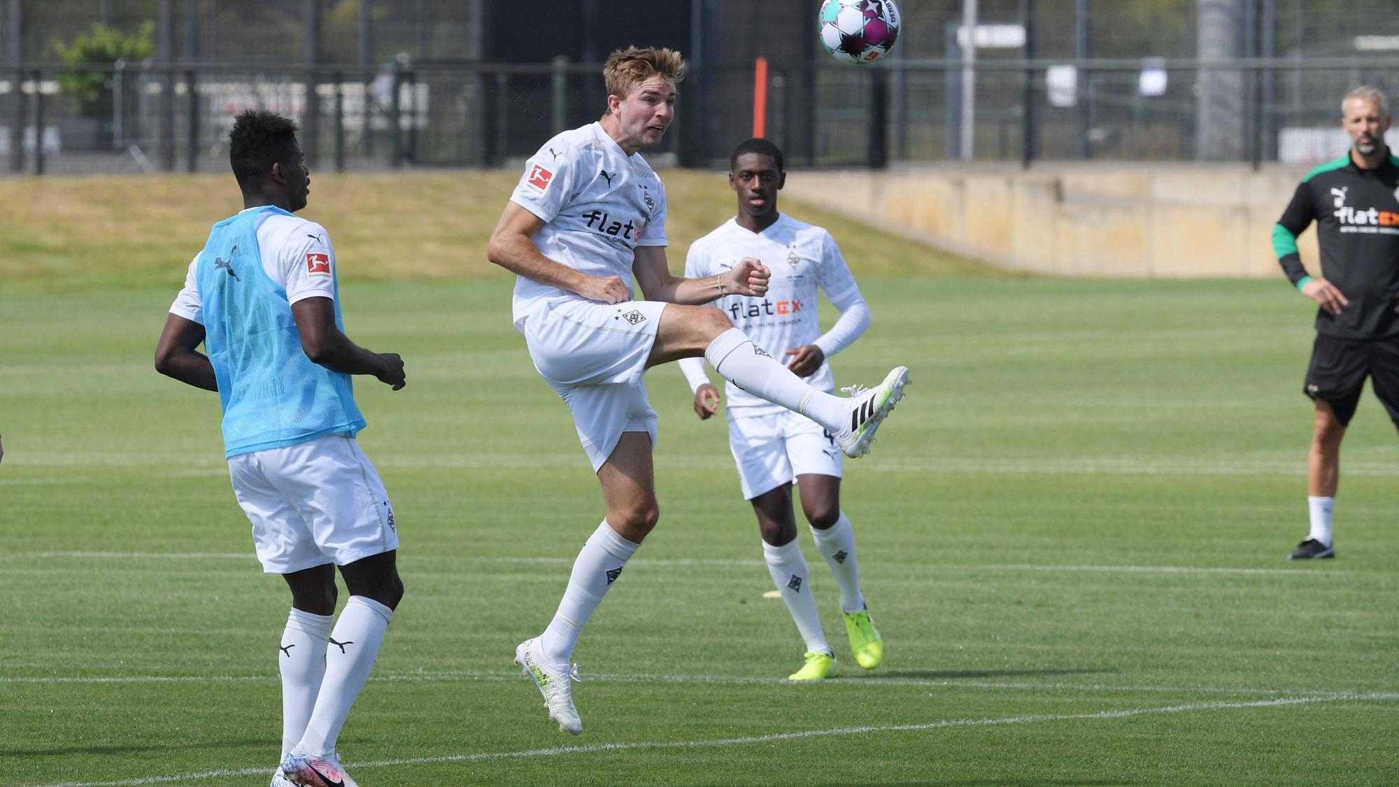 Mamadou Doucouré mit Christoph Kramer im Gladbach-Training.