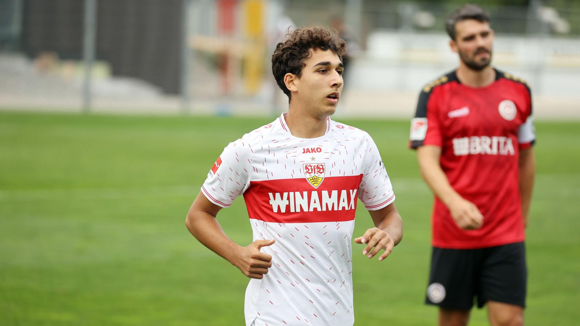 Raul Paula bei einem Testspiel des VfB Stuttgart gegen Wehen Wiesbaden.