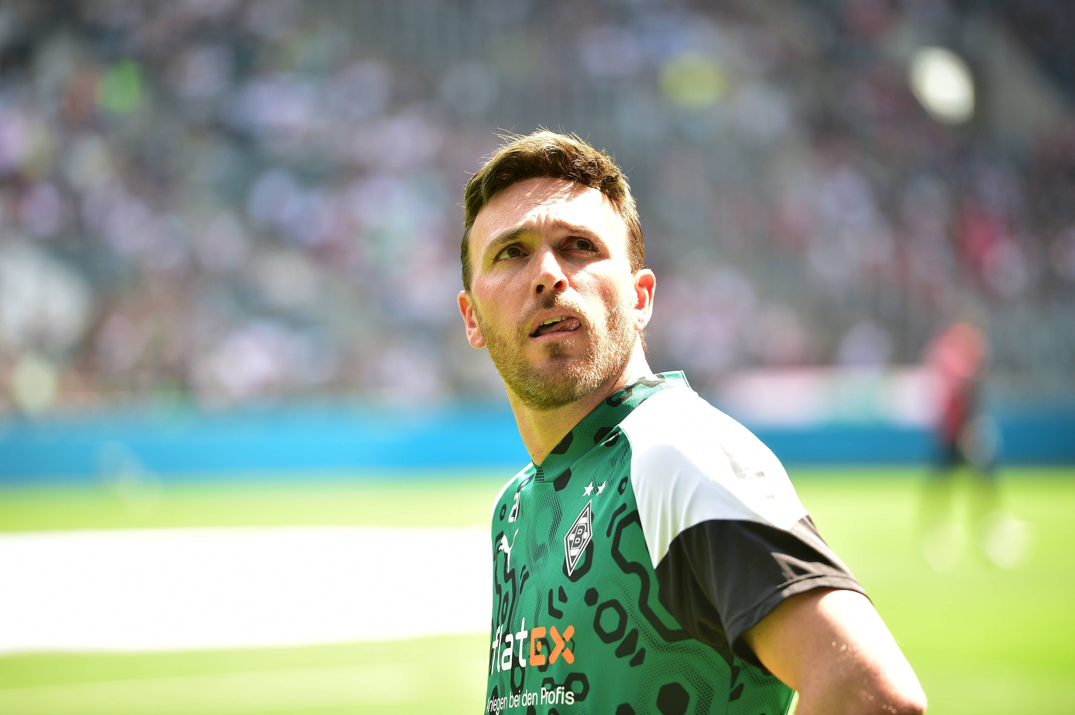Tobi Sippel am Spielfeldrand im Borussia-Park.