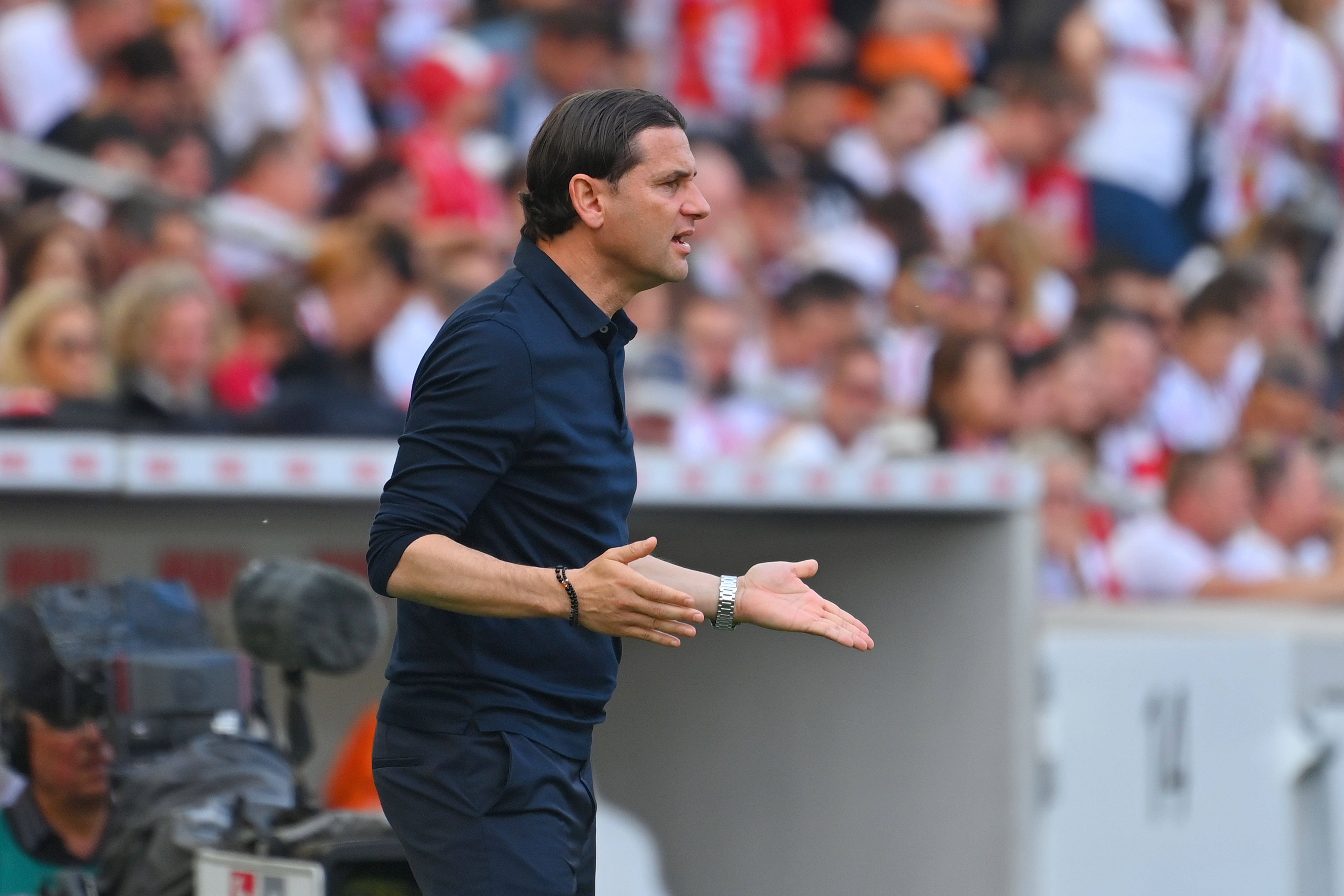 Gerardo Seoane streckt seine Hände während einer Partie seiner Mannschaft heraus.